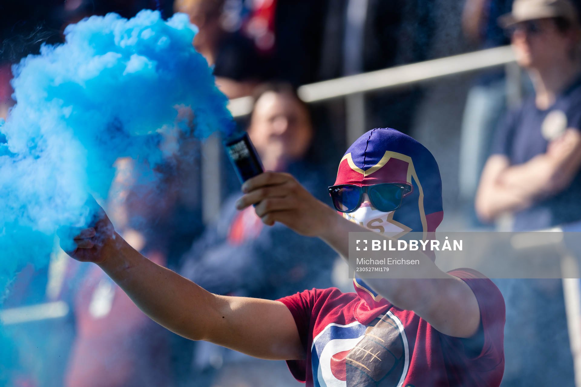 En Örgryte supporter med pyroteknik