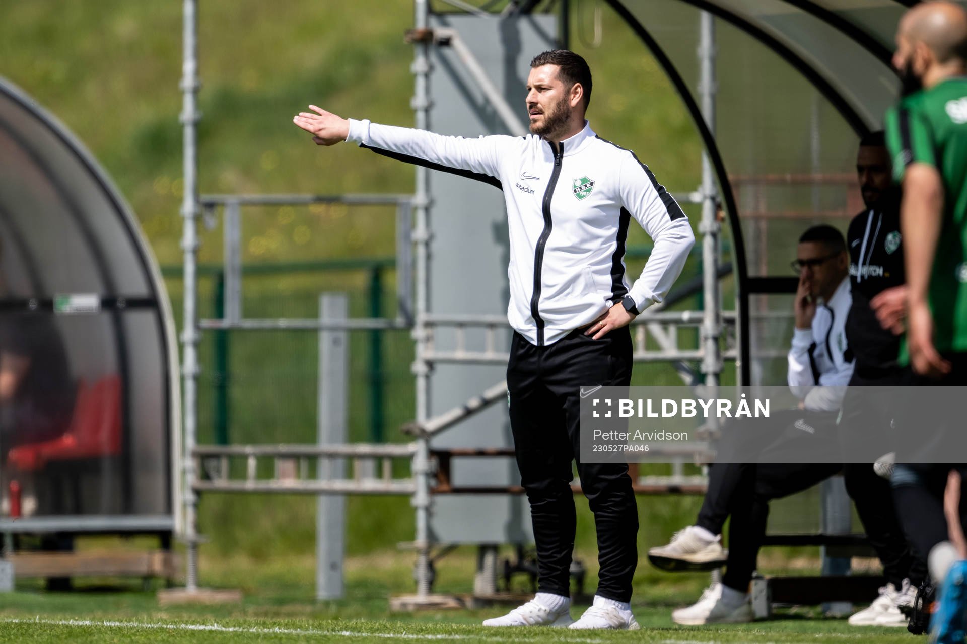 Högaborgs tränare Kristoffer Schönbeck under fotbollsmatchen i Division 3 Sydvästra Götaland mellan Högaborg och Höganäs den 27 maj 2023 i Helsingborg.