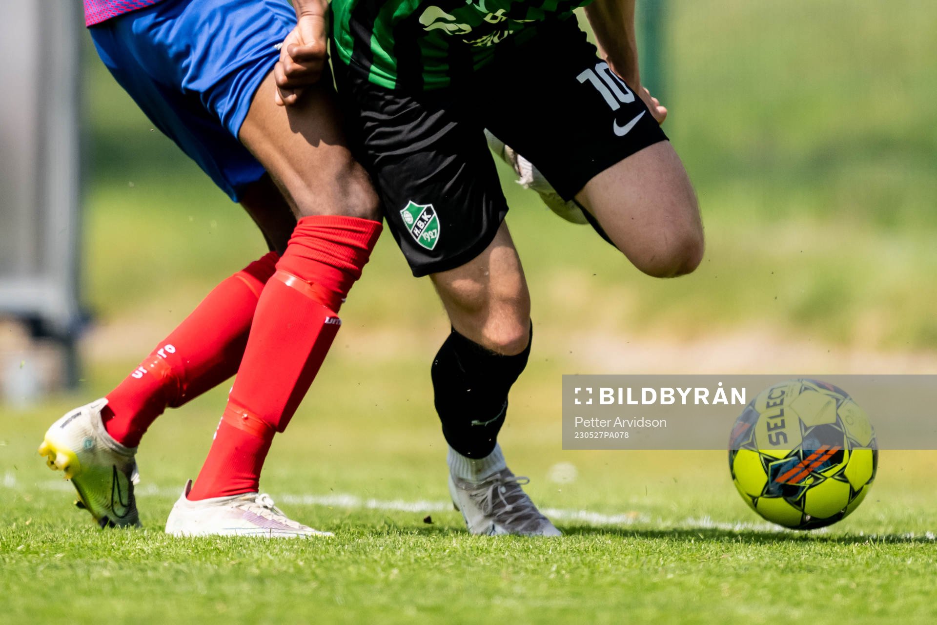 Två spelare i kamp om bollen
