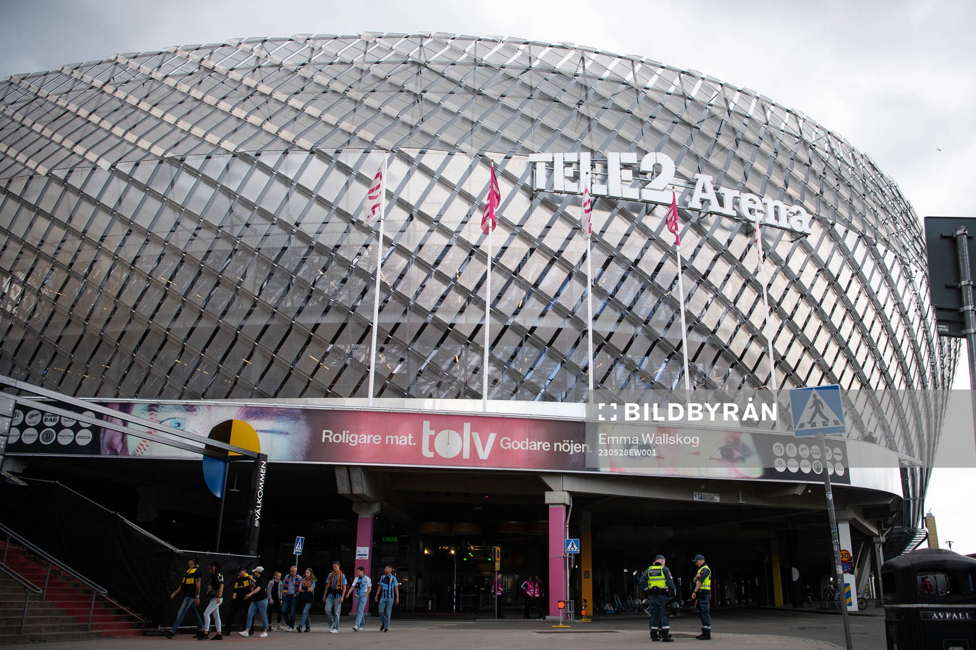 Ordningsvakter och supportrar utanför Tele2 Arena