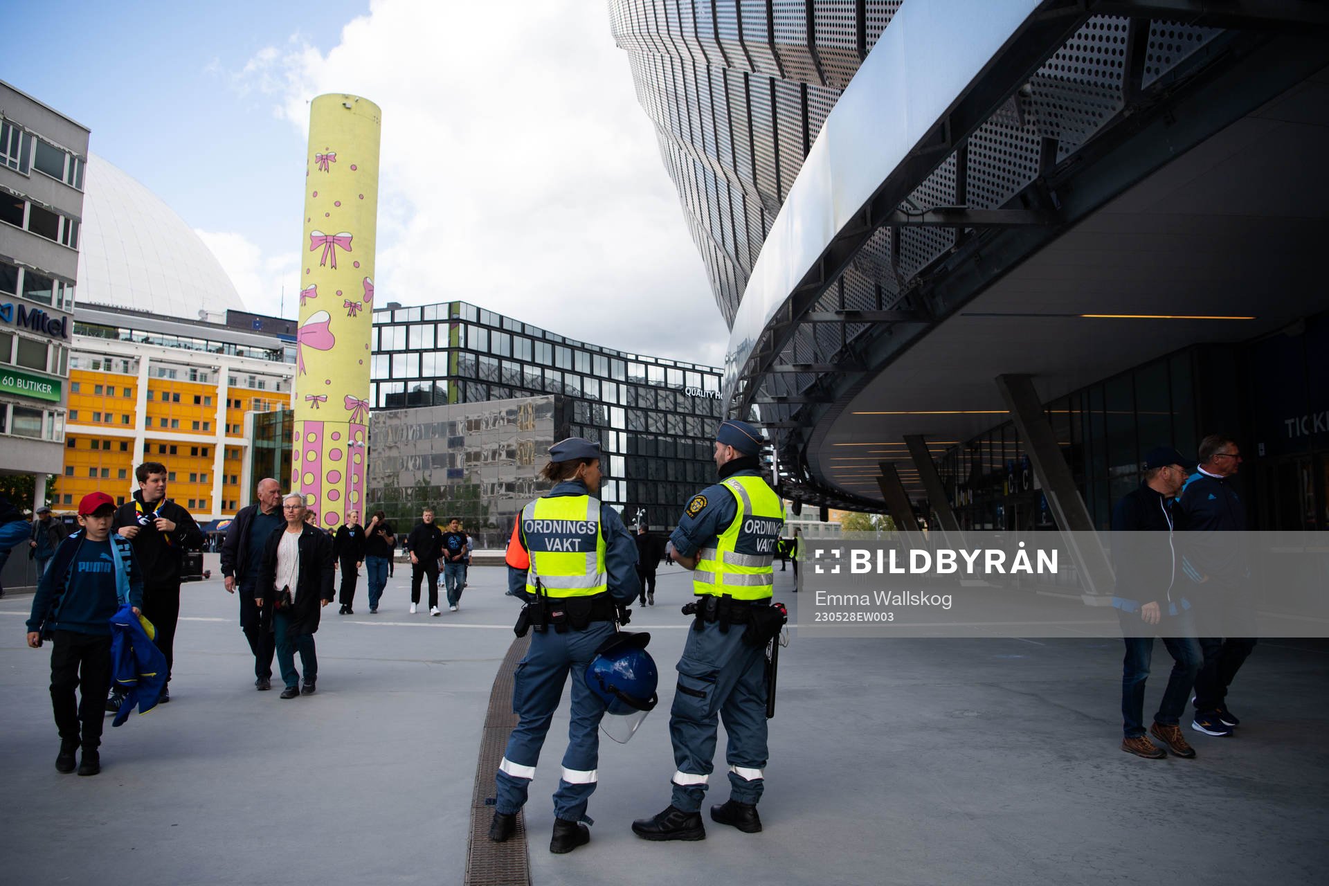 Ordningsvakter utanför Tele2 Arena inför fotbollsmatchen i Allsvenskan mellan Djurgården och AIK den 28 maj 2023 i Stockholm. 