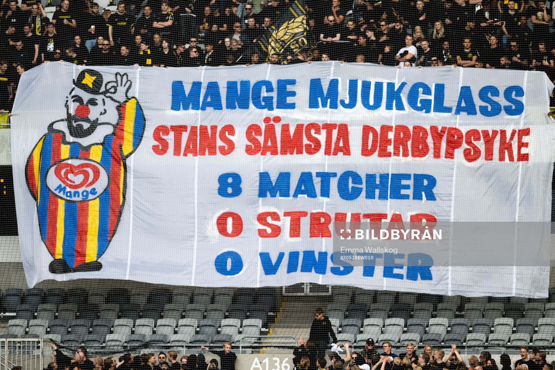AIKs supportrar med en banderoll riktad mot Djurgårdens