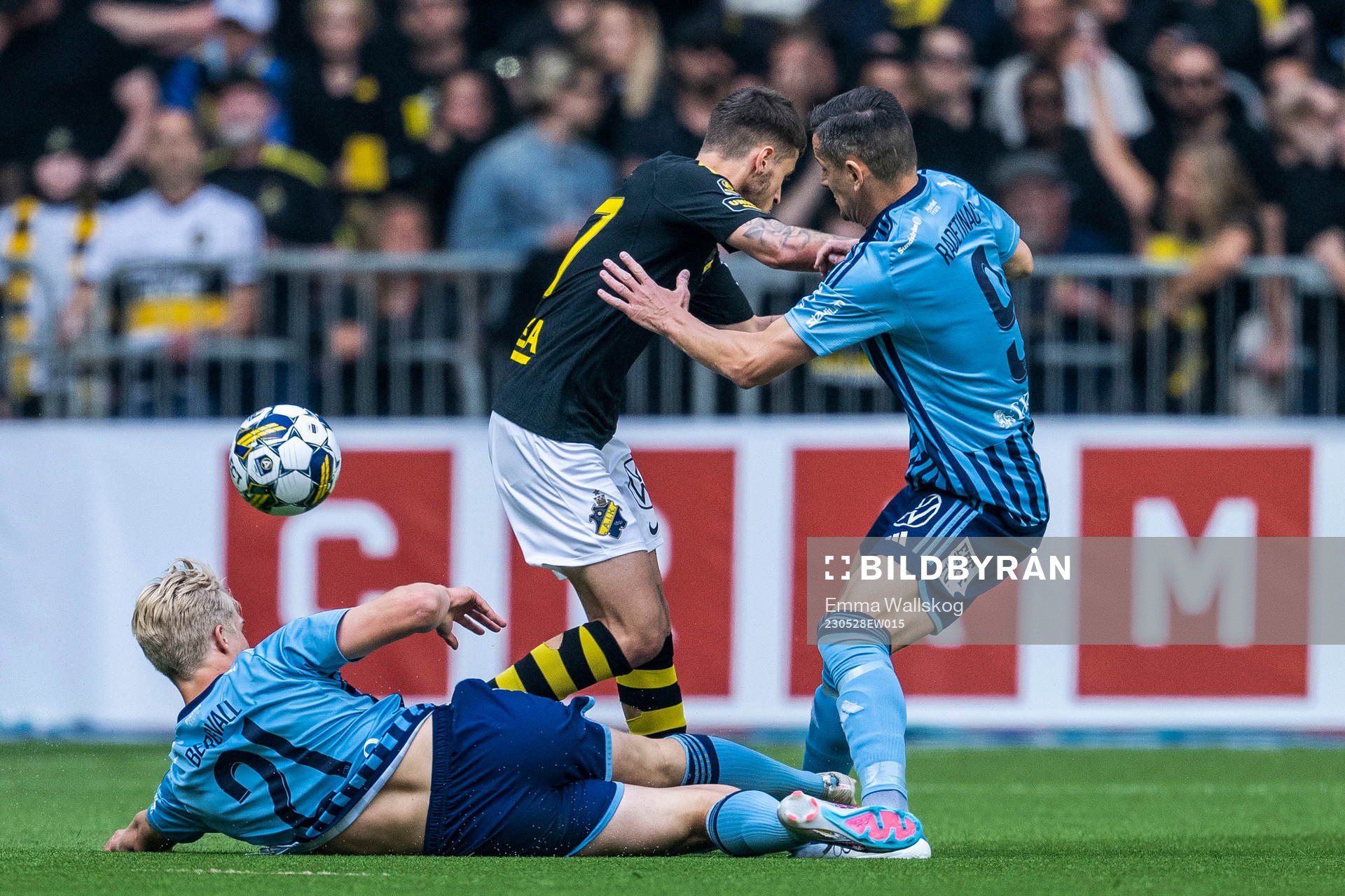 Djurgårdens Lucas Bergvall och Haris Radetinac och AIKs