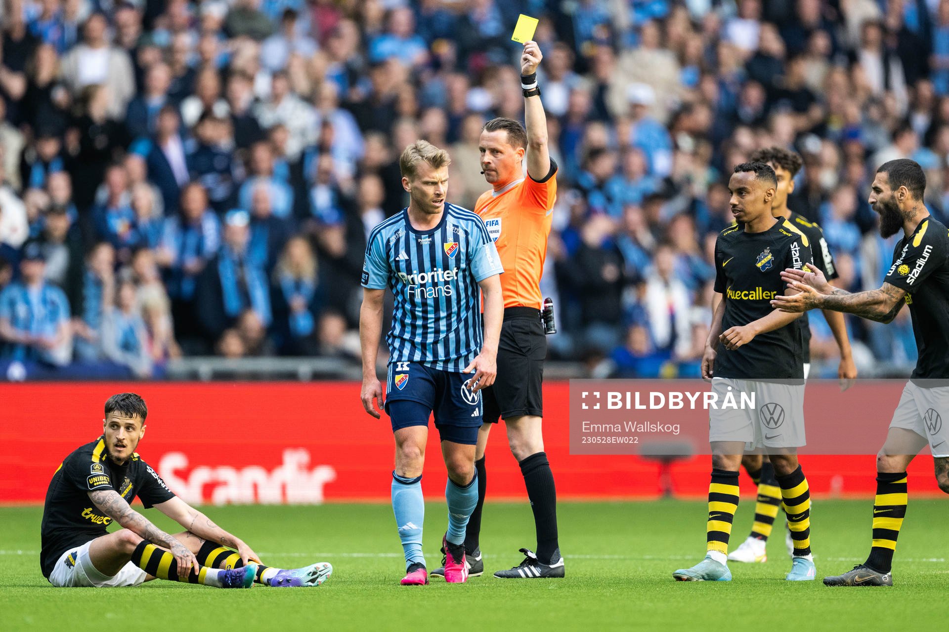 AIKs Vincent Thill har ont samtidigt som Djurgårdens