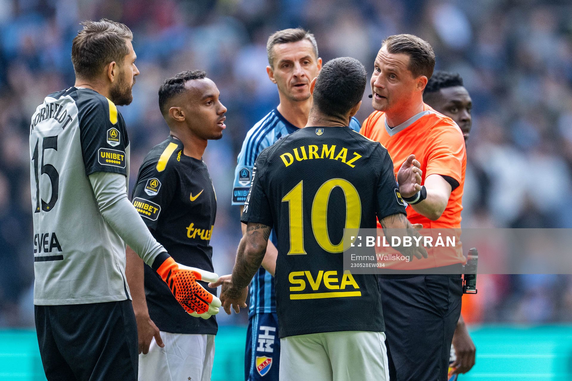 AIKs målvakt Kristoffer Nordfeldt, Bilal Hussein, Jimmy Durmaz och Djurgårdens Joel Asoro i diskussion med domare Andreas Ekberg under fotbollsmatchen i Allsvenskan mellan Djurgården och AIK den 28 maj 2023 i Stockholm.