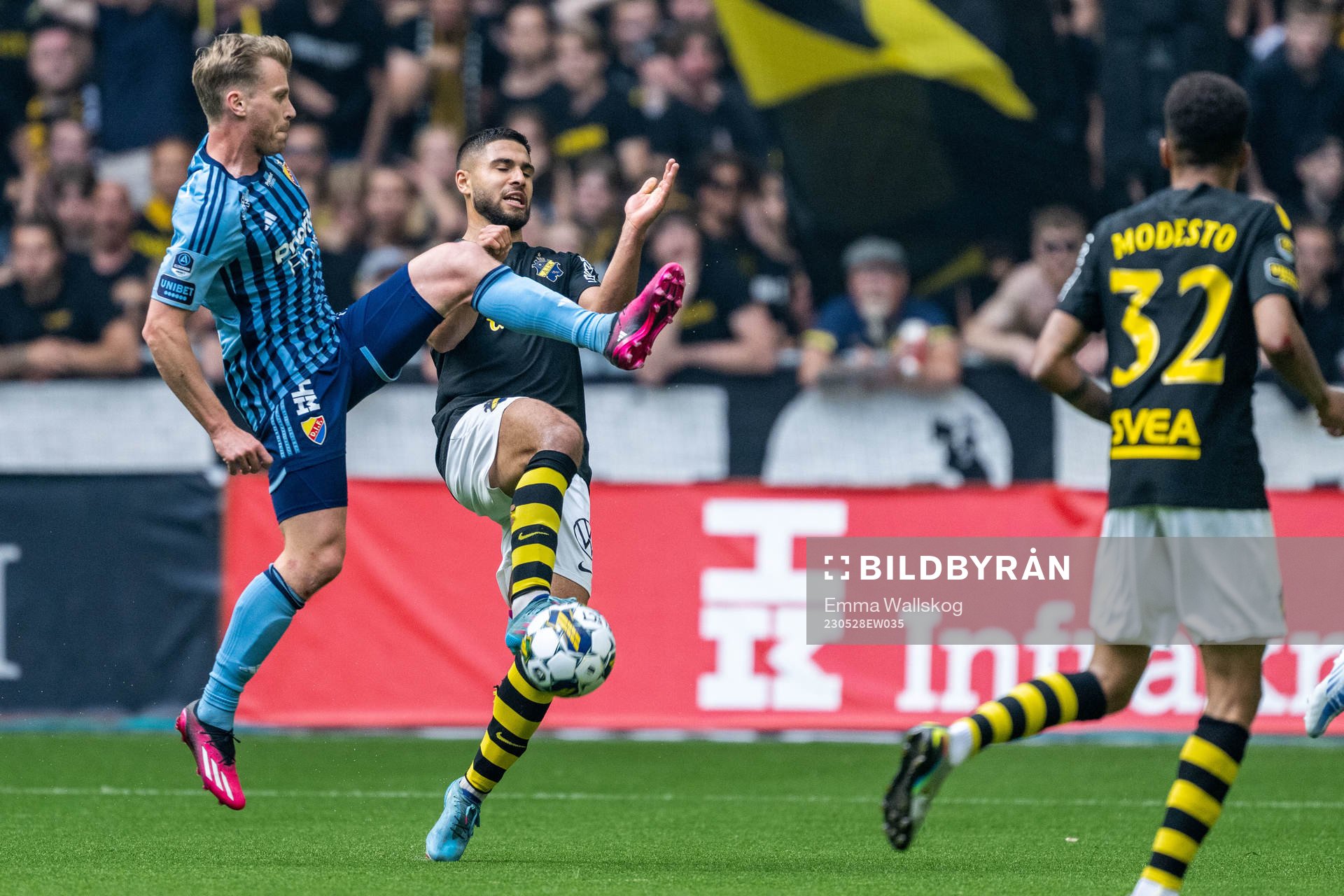 Djurgårdens Rasmus Schuller och AIKs Omar Faraj