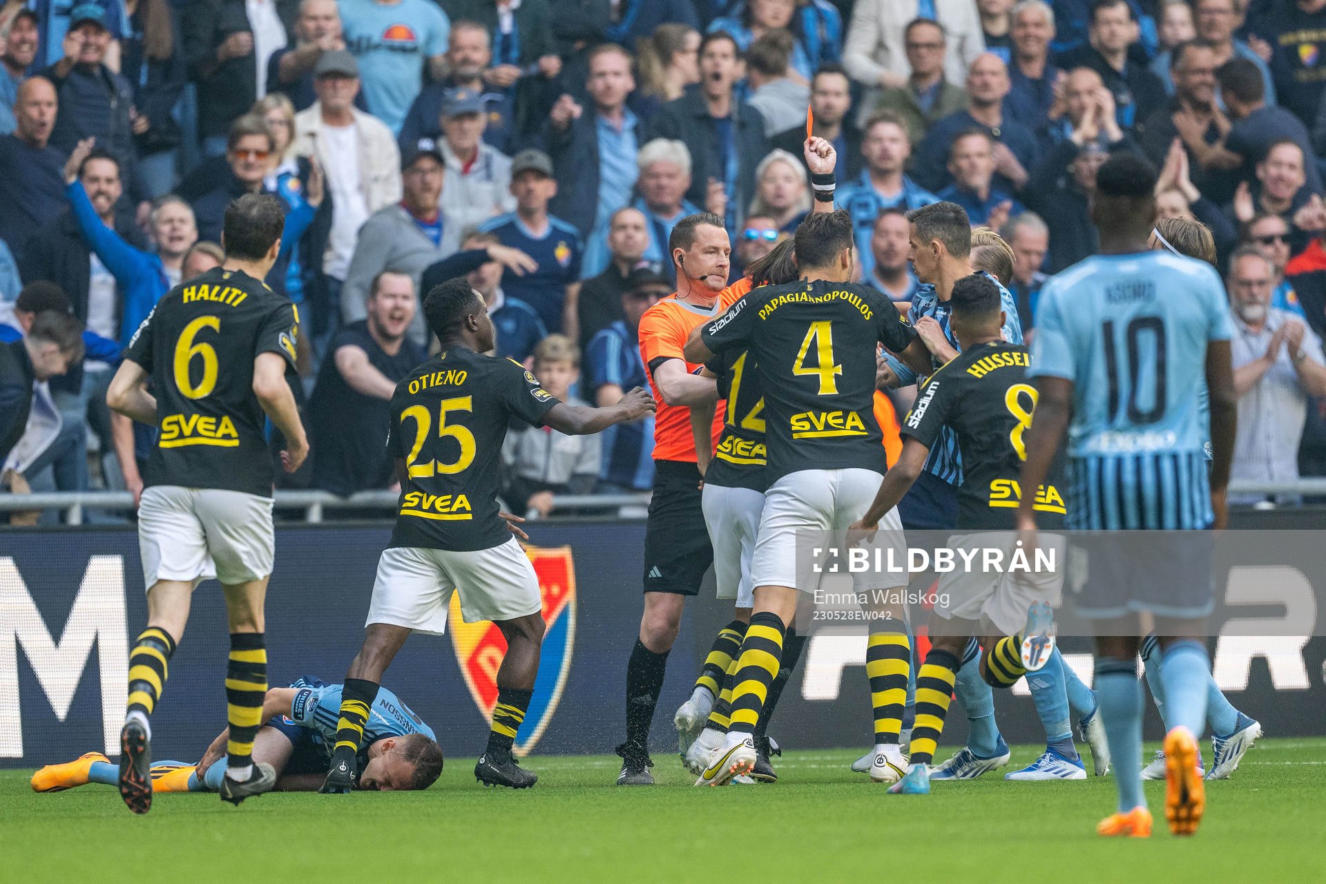 AIKs Axel Björnström och Erick Otieno tilldelas rött kort