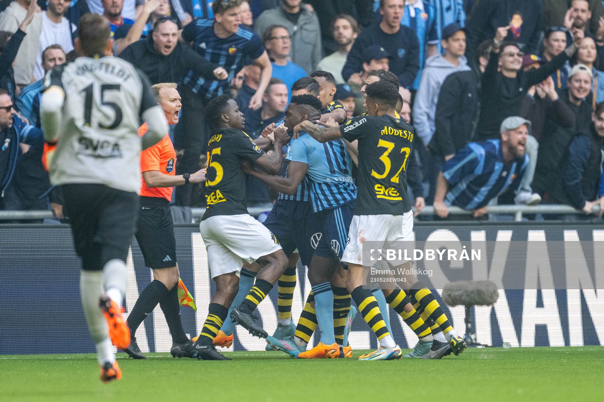 AIKs Erick Otieno och Djurgårdens Joel Asoro i dispyt