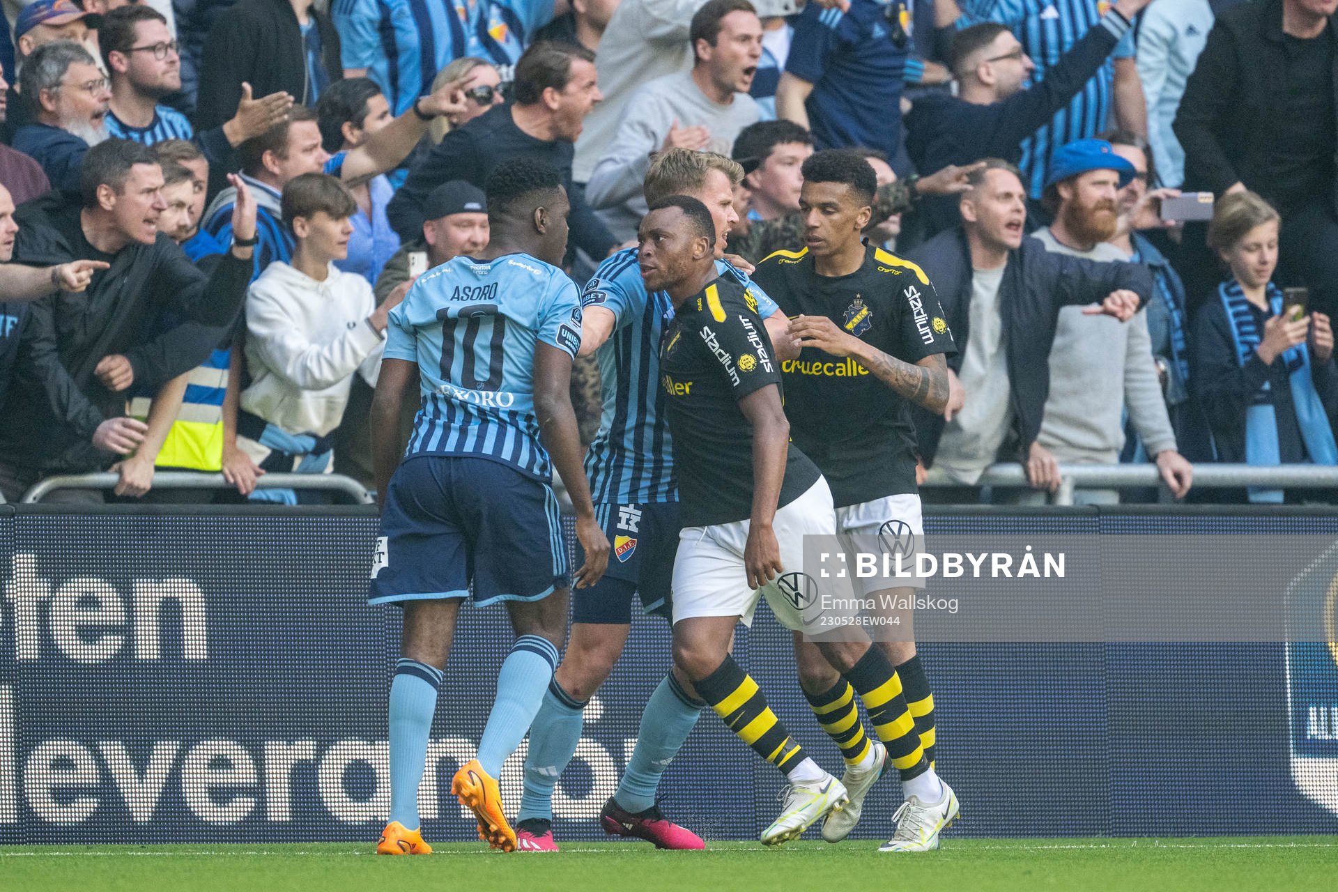 Djurgårdens Joel Asoro och AIKs Erick Otieno och