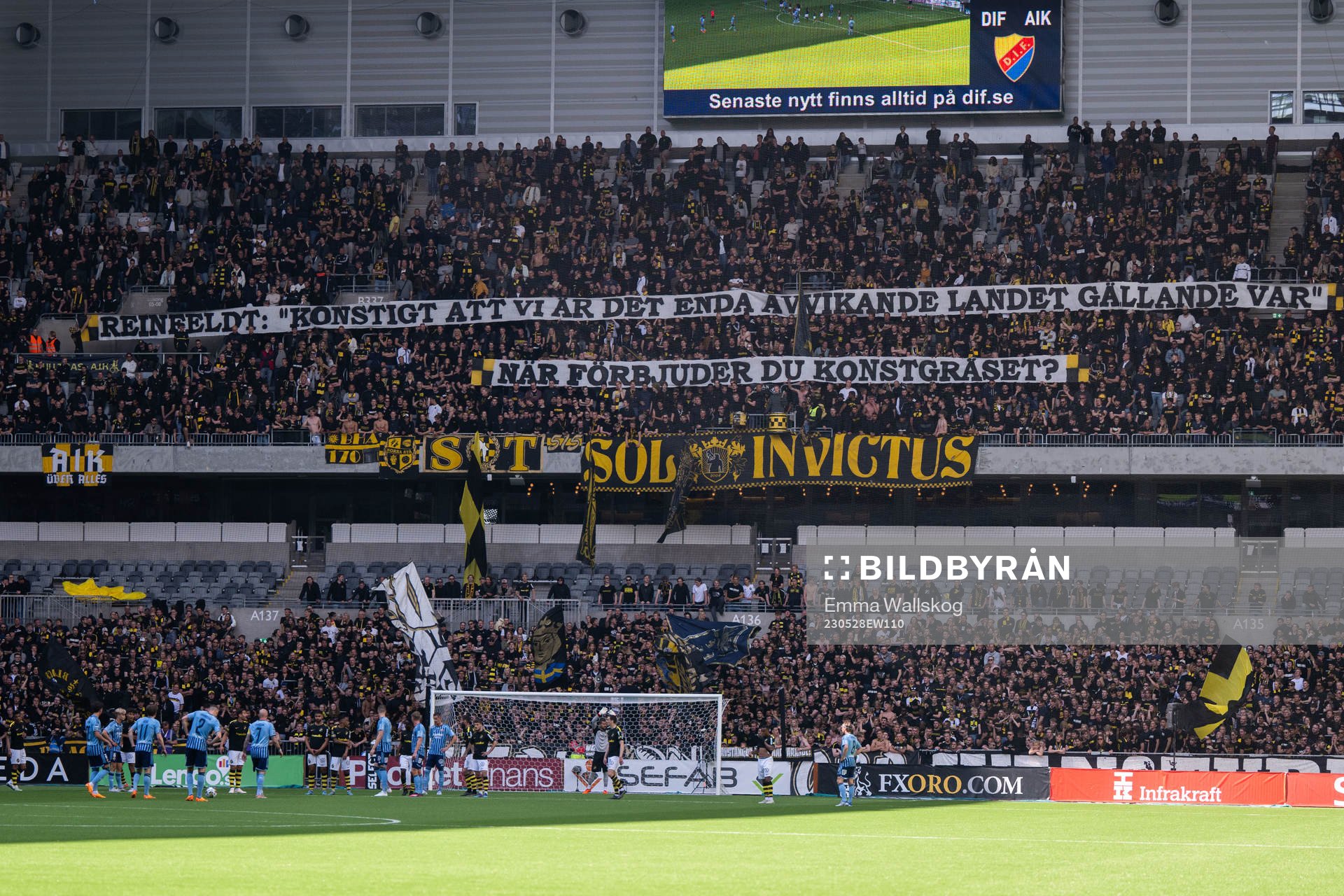 AIKs supportrar med en banderoll