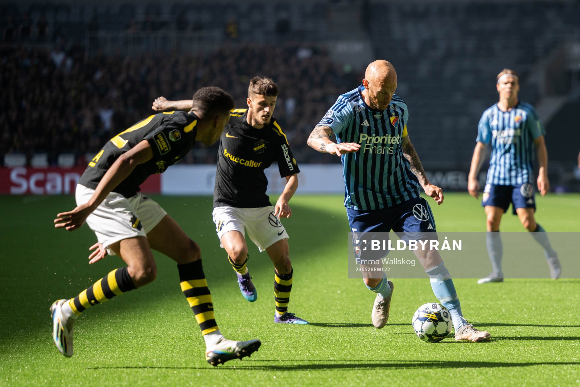 Djurgårdens Magnus Eriksson mot AIKs Rui Modesto och