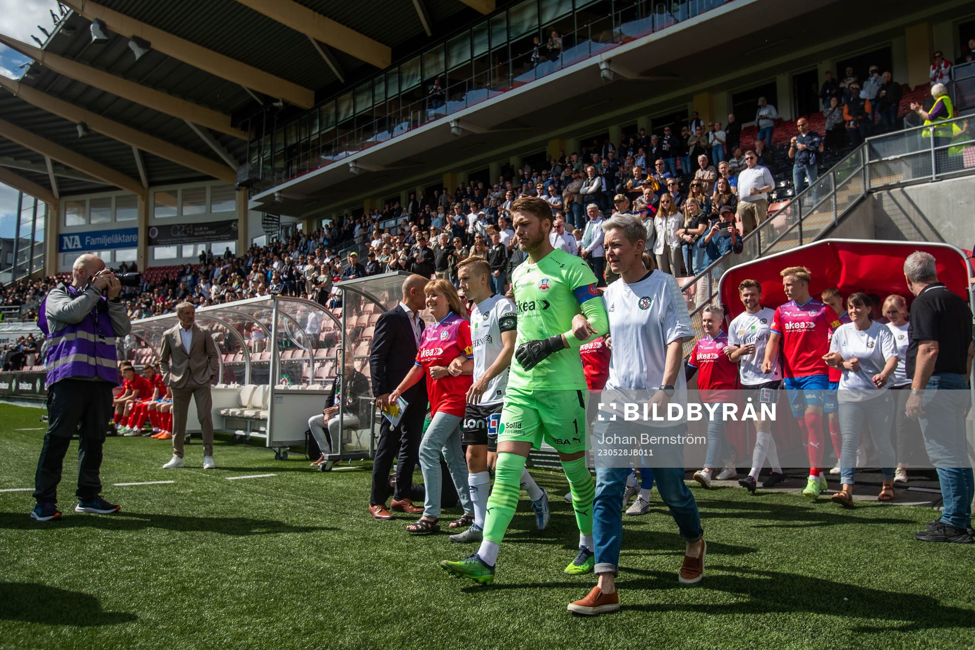 Örebros och Helsingborgs spelare går in med mammor