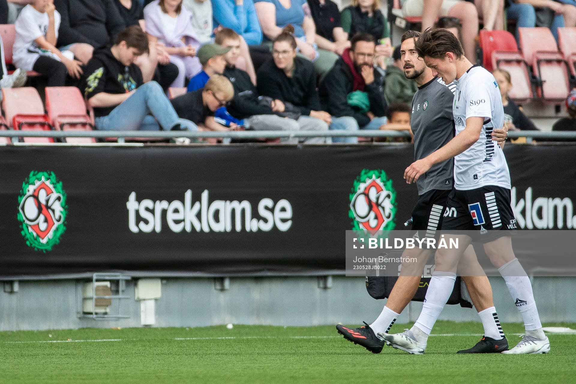 Örebros Niclas Bergmark lämnar planen skadad