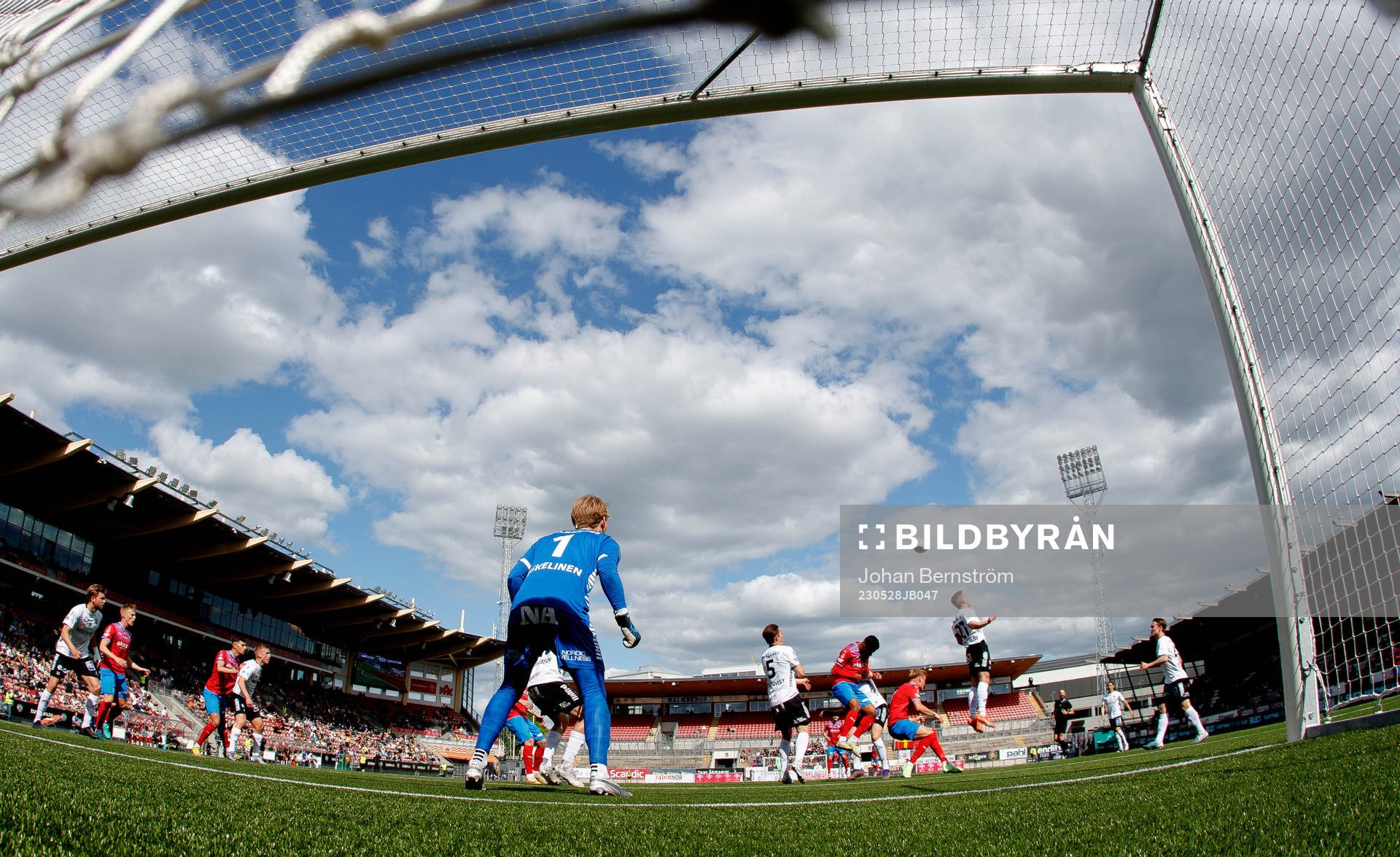 Örebros målvakt William Eskelinen och Valgeir Valgeirsson