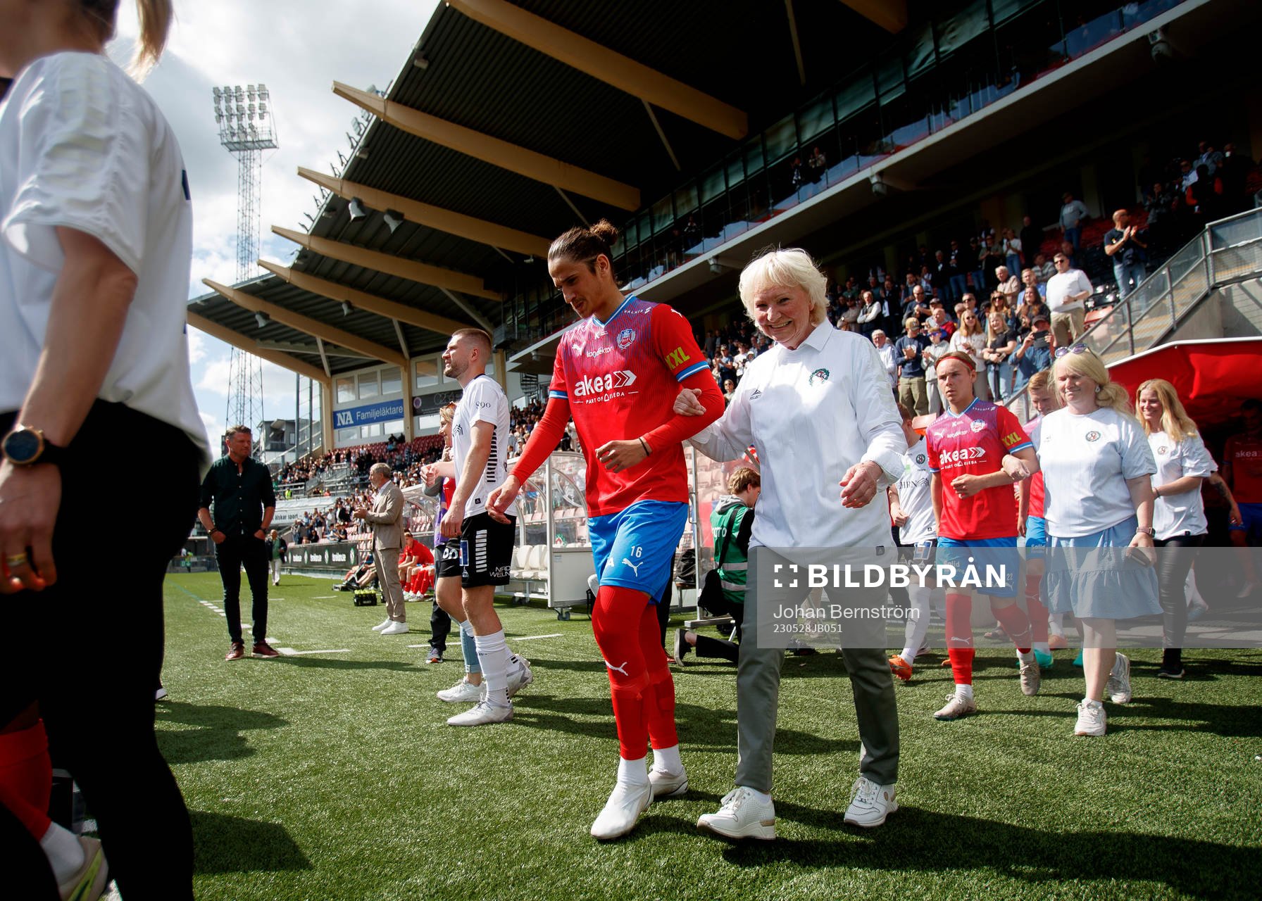 Helsingborgs Ervin Gigovic går in med en mamma