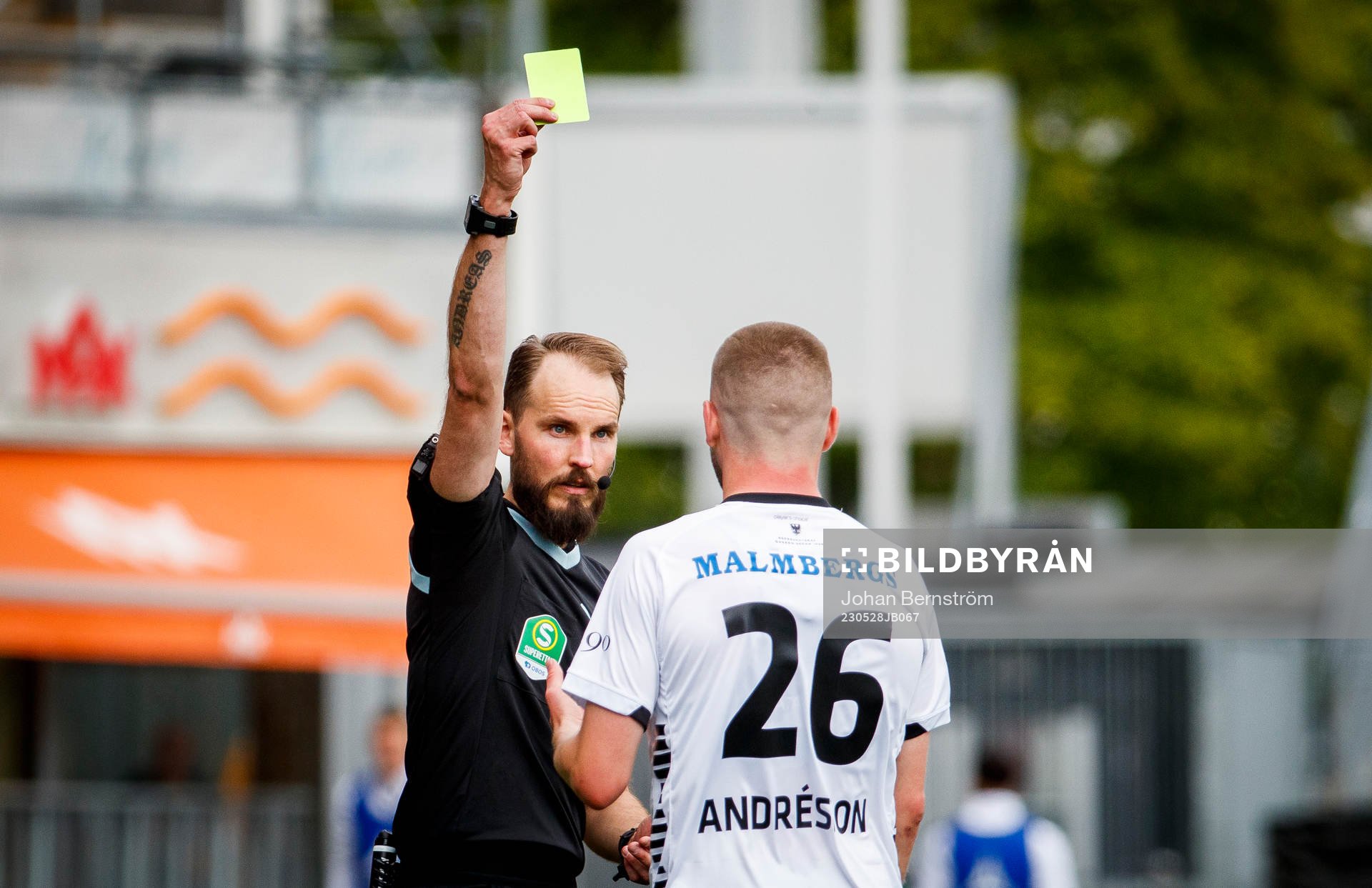 Örebros Axel Oskar Andrésson får gult kort av domaren