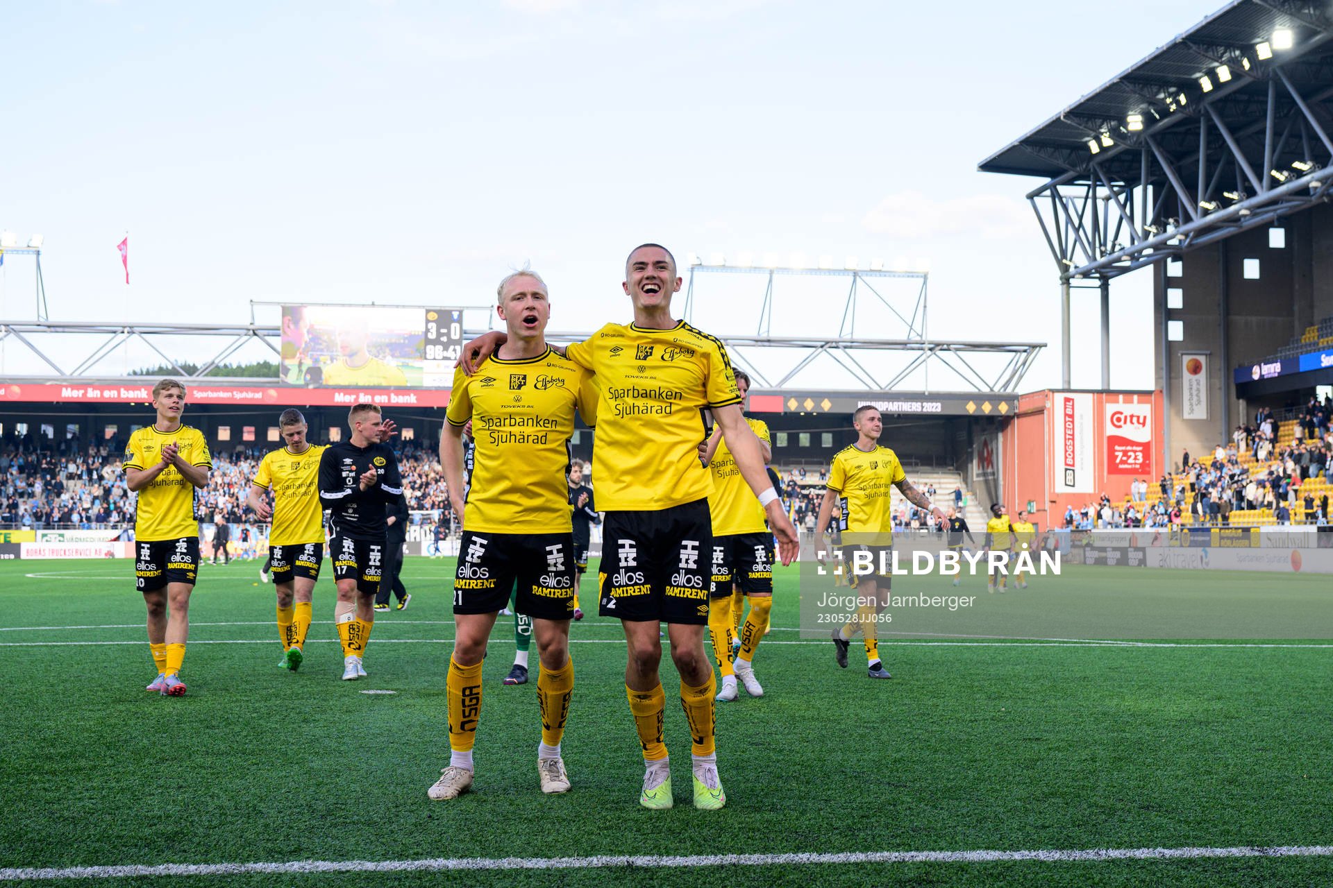 Elfsborgs André Boman och Gustaf Lagerbielke jublar