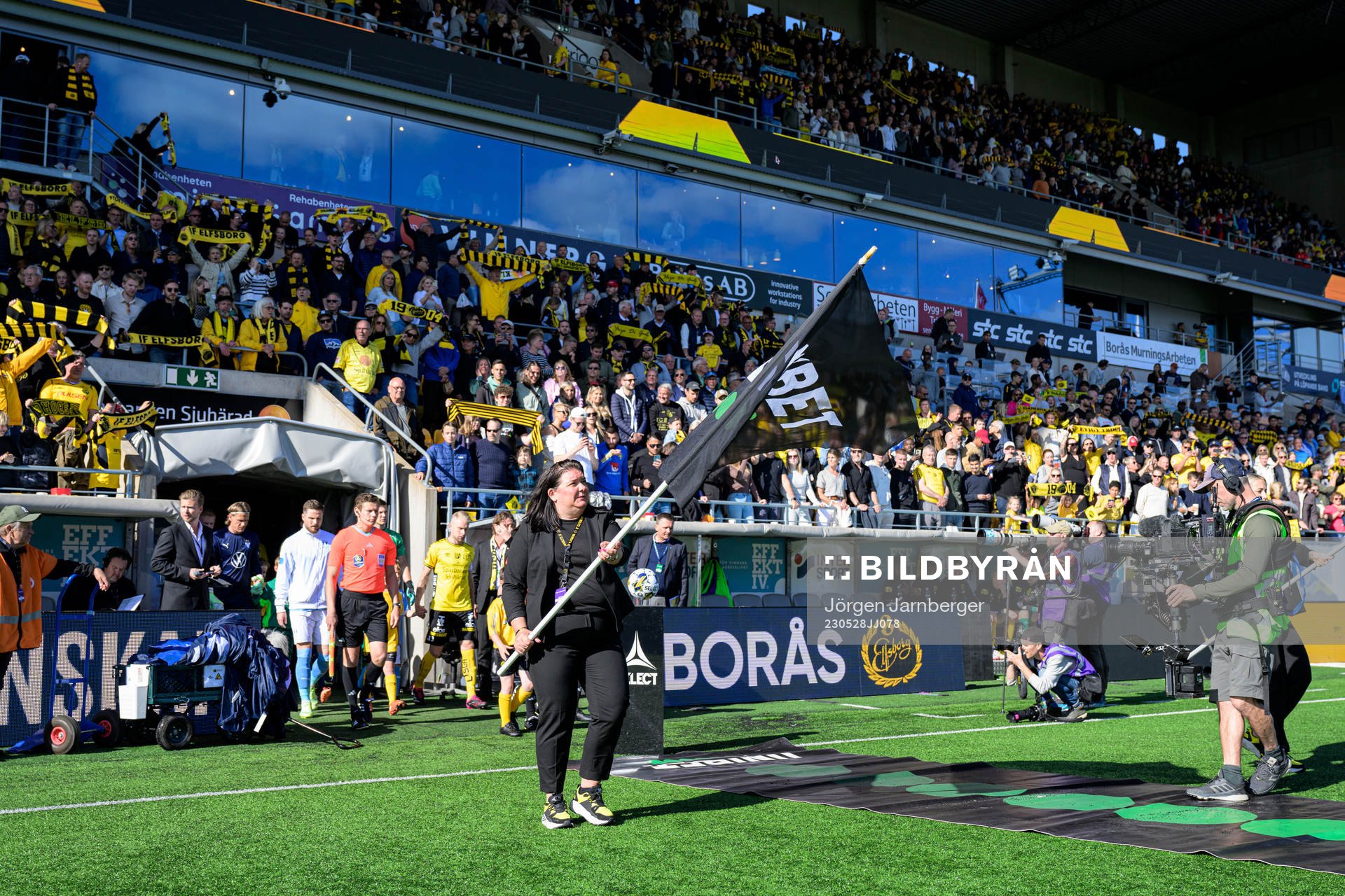 Lagen kommer in på arenan