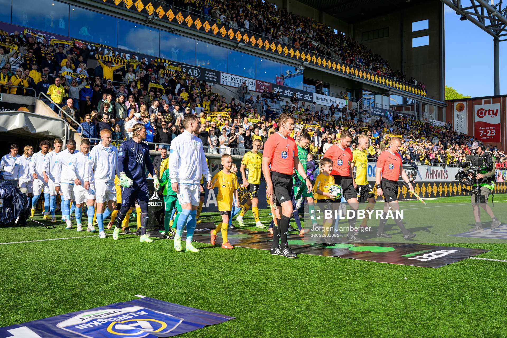 Lagen kommer in på arenan