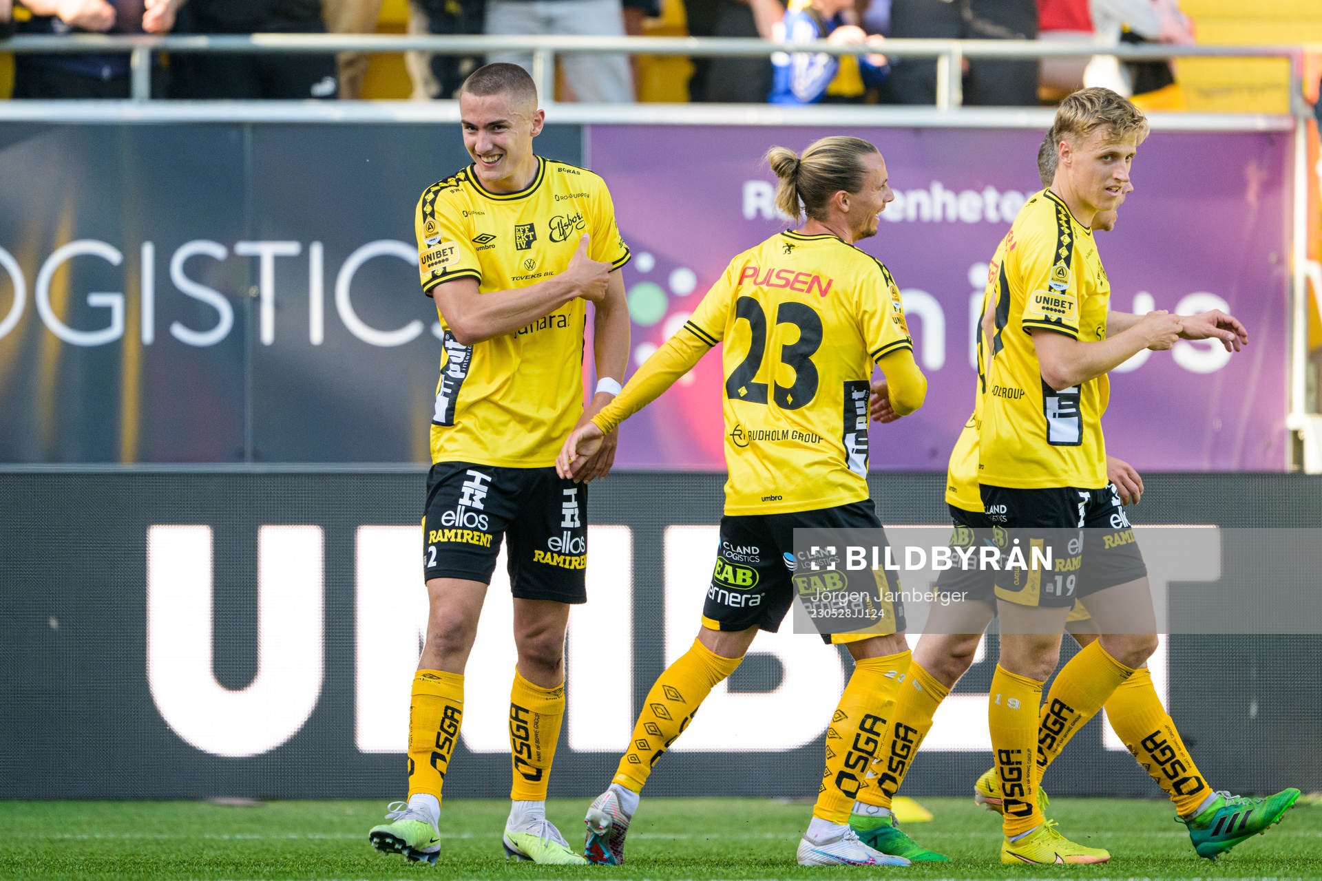 Elfsborgs Gustaf Lagerbielke jublar med övriga spelare