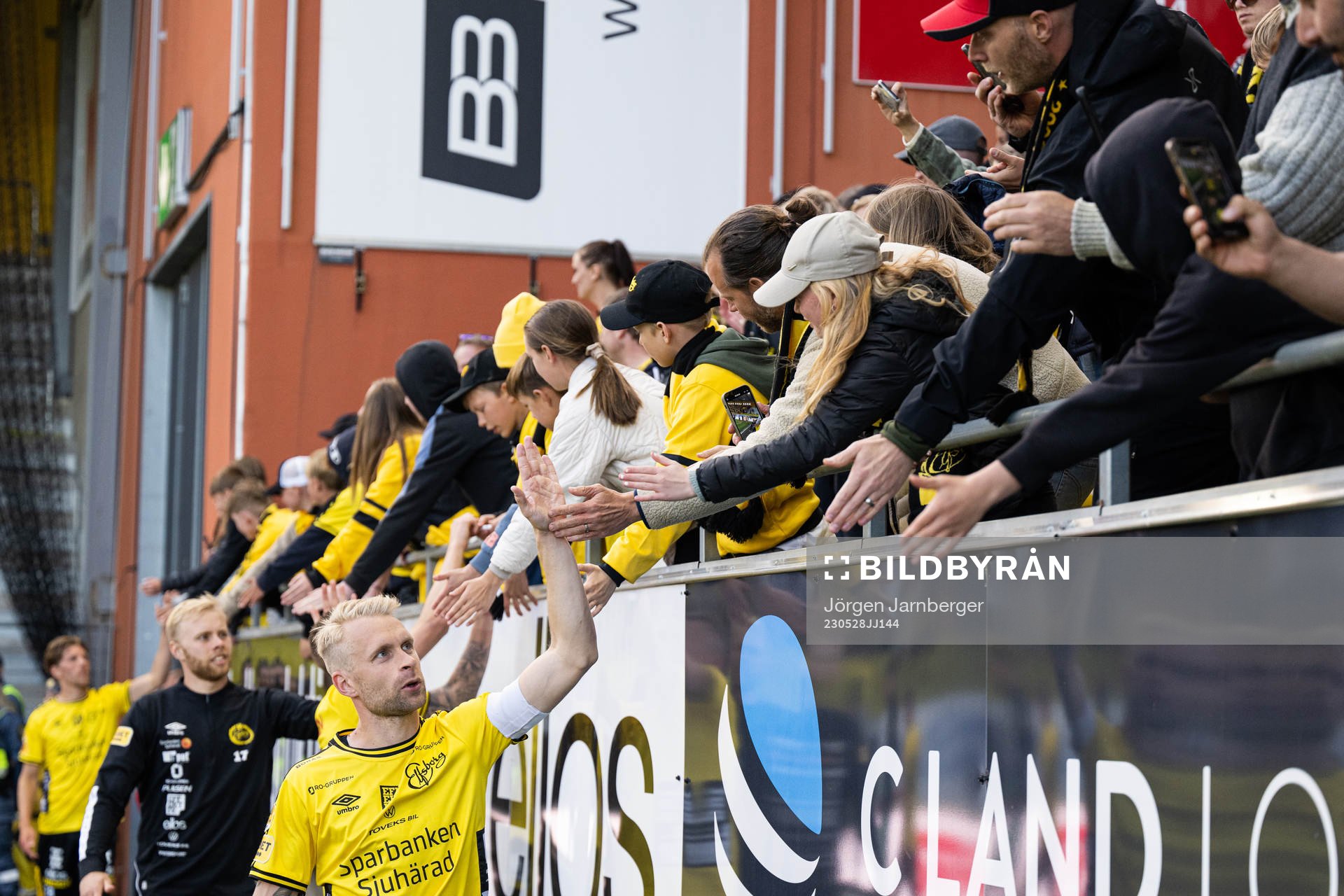Elfsborgs spelare med Johan Larsson i spetsen tackar