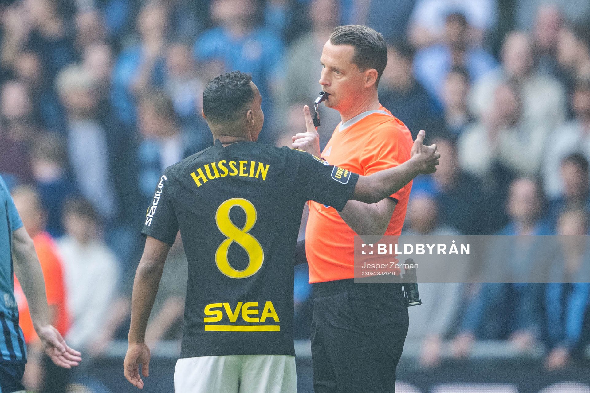 AIKs Bilal Hussein och domare Andreas Ekberg