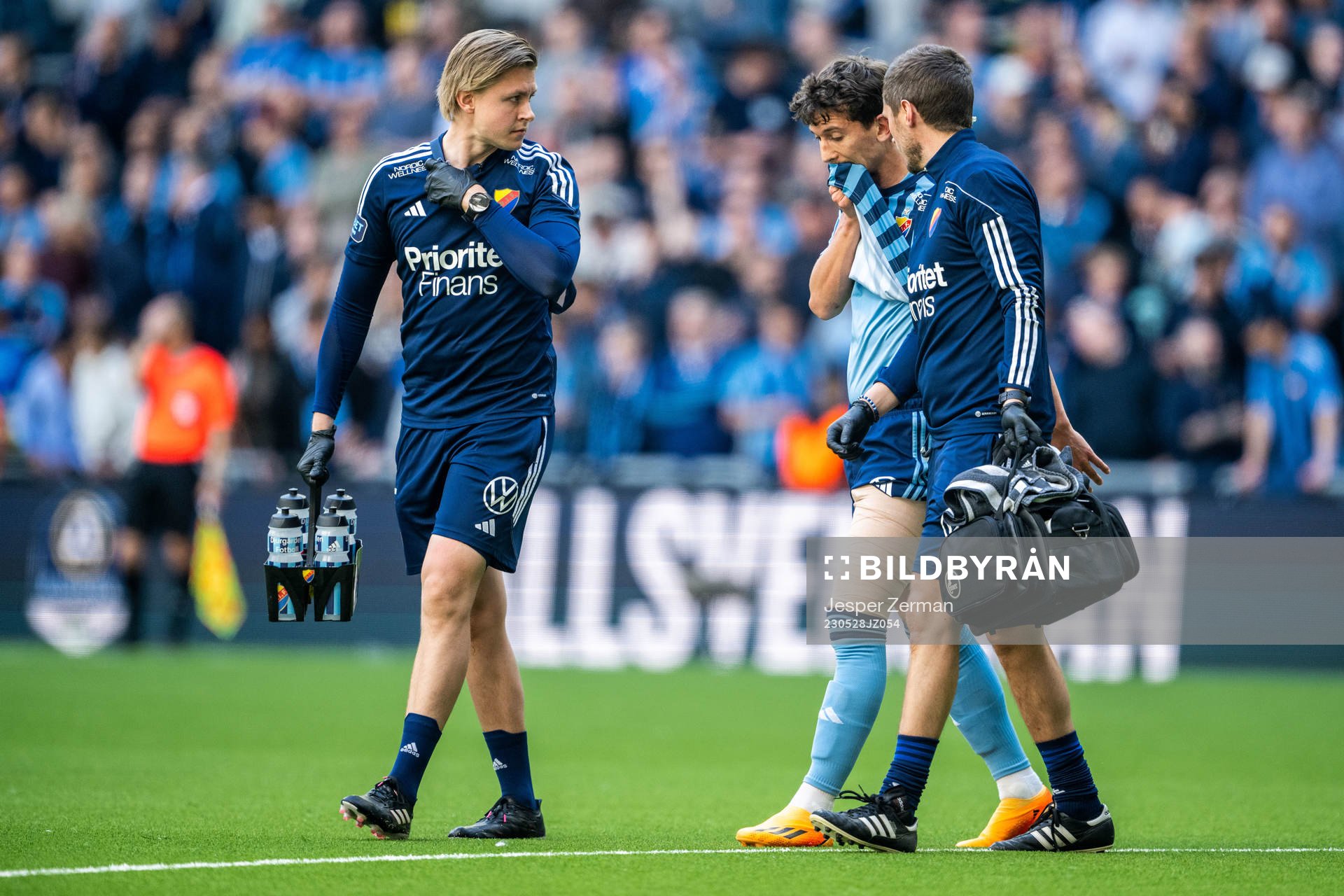 Djurgårdens Gustav Wikheim lämnar planen skadad