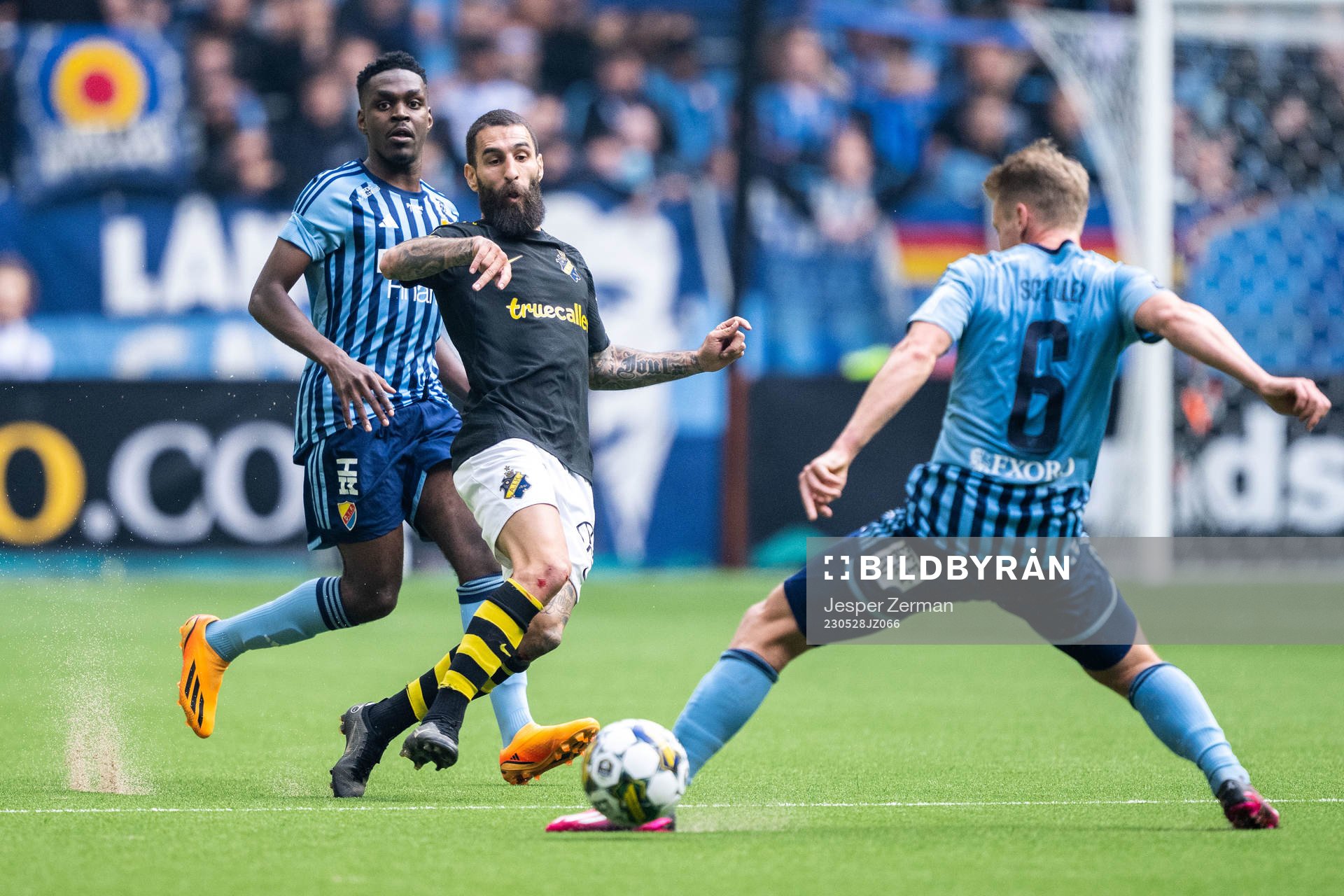 AIKs Jimmy Durmaz  och Djurgårdens Joel Asoro och Rasmus