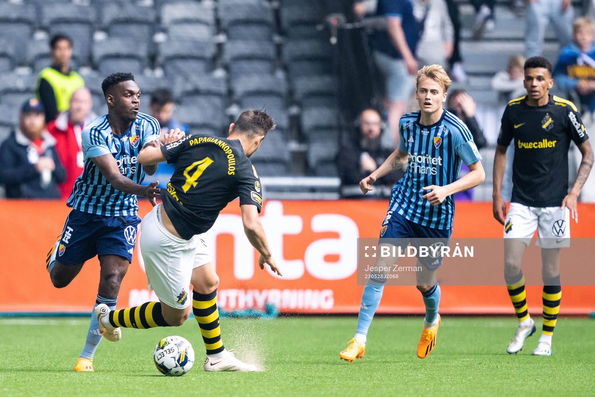 Djurgårdens Joel Asoro och AIKs Sotirios Papagiannopoulos