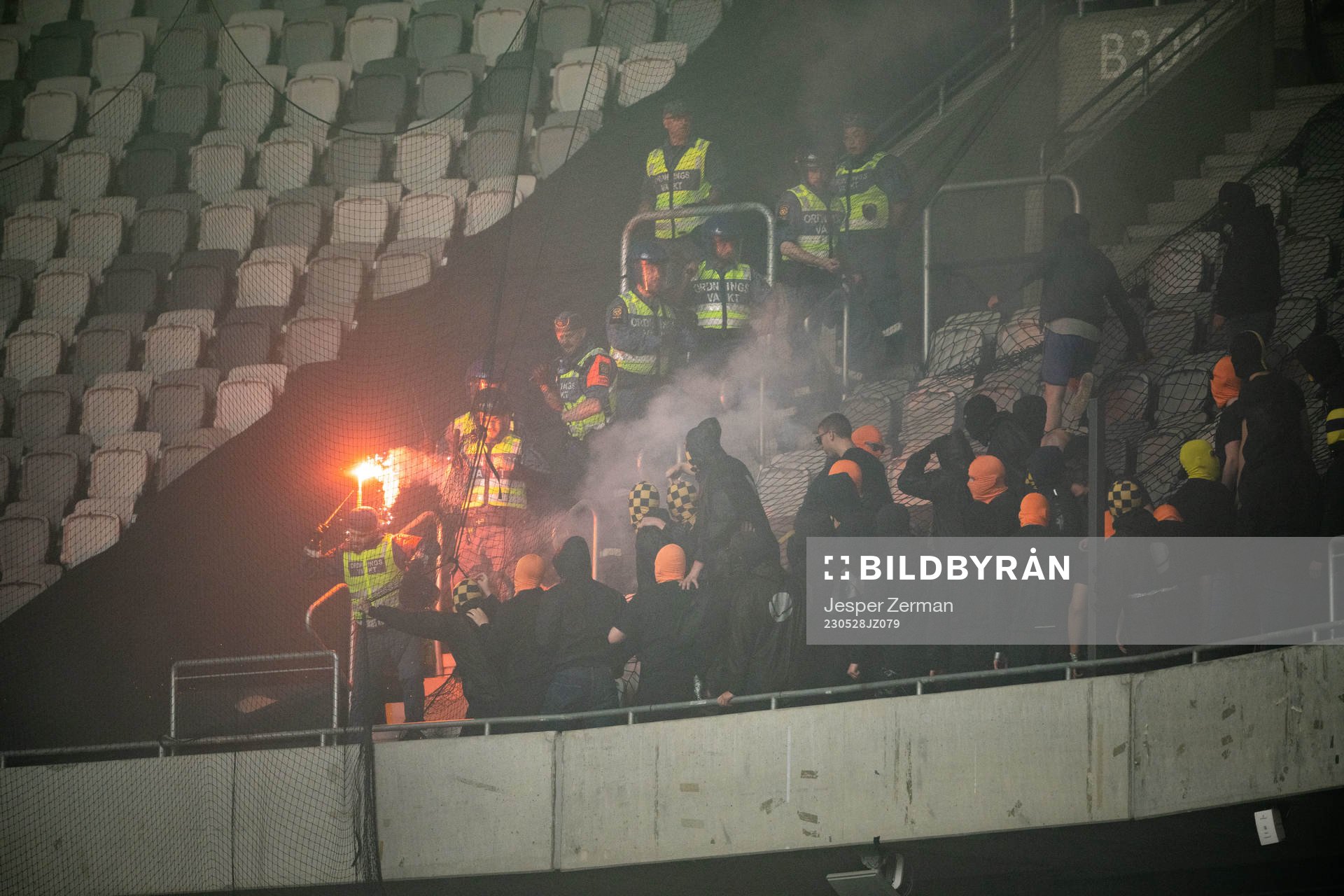 Ordningsvakt får en bengal kastad på sig