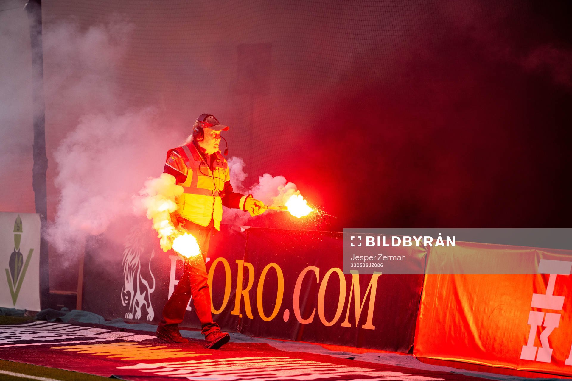 Funktionär plockar bort bengaler från plan