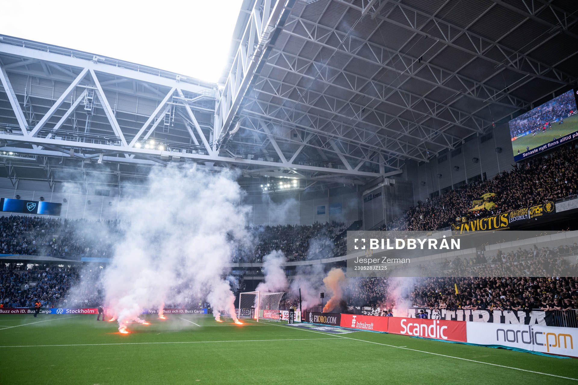 Bengaler kastas in från AIKs läktare