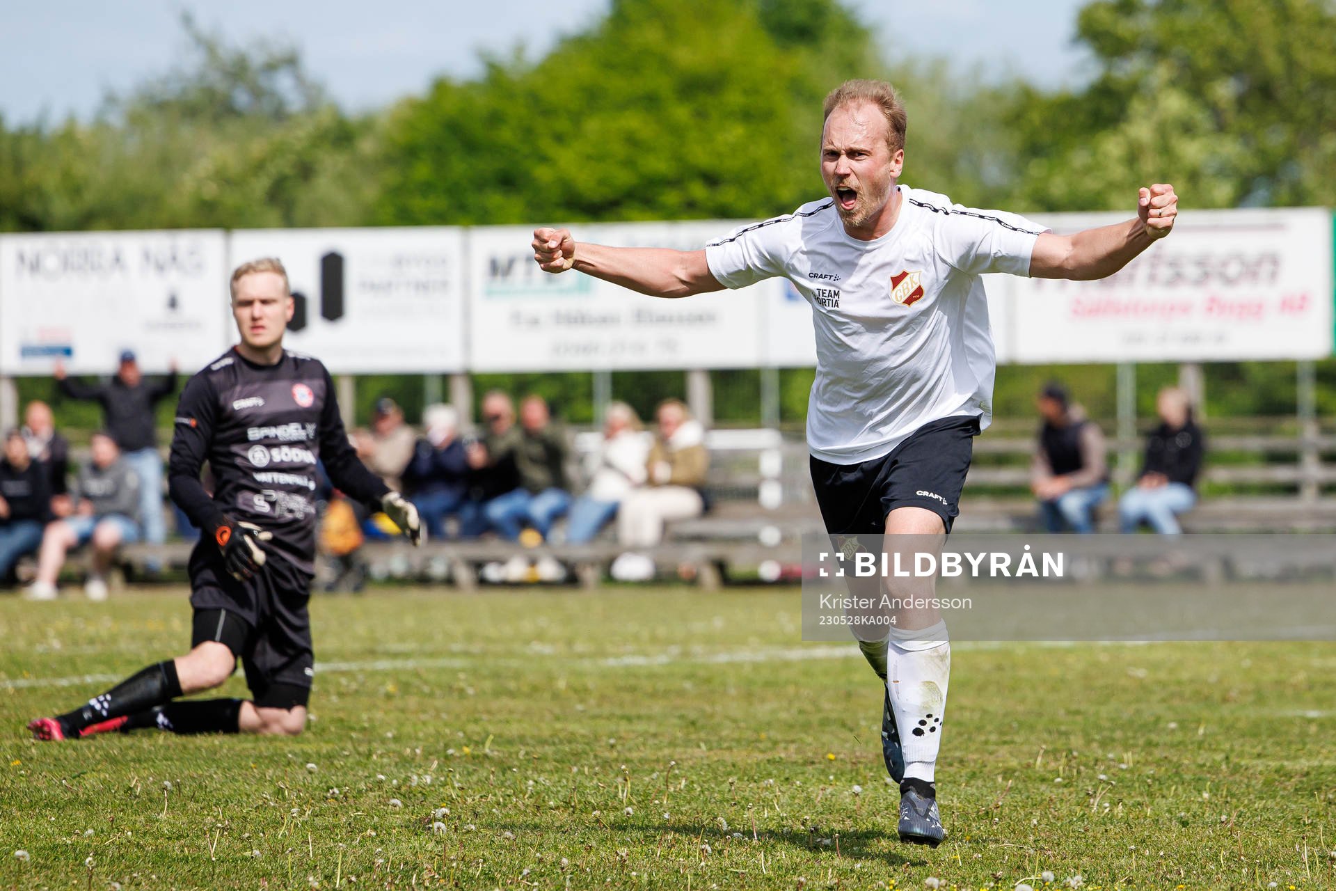 Galtabäcks Jakob Adolfsson jublar efter 1-2 under fotbollsmatchen i Division 4 Halland mellan Derome-Åskloster och Galtabäck den 28 maj 2023 i Derome.