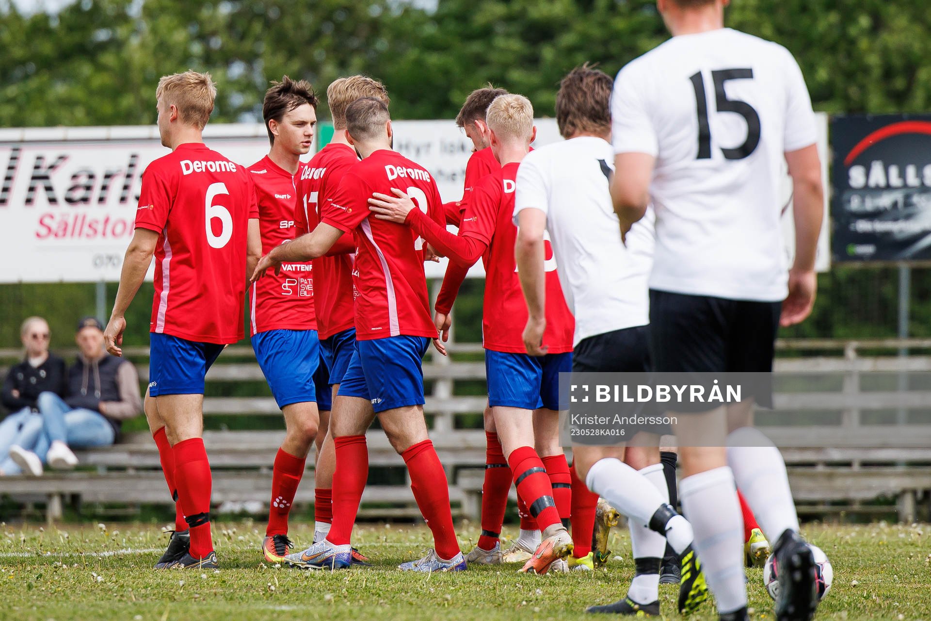 Derome-Åsklosters spelare jublar efter 1-1 under fotbollsmatchen i Division 4 Halland mellan Derome-Åskloster och Galtabäck den 28 maj 2023 i Derome.