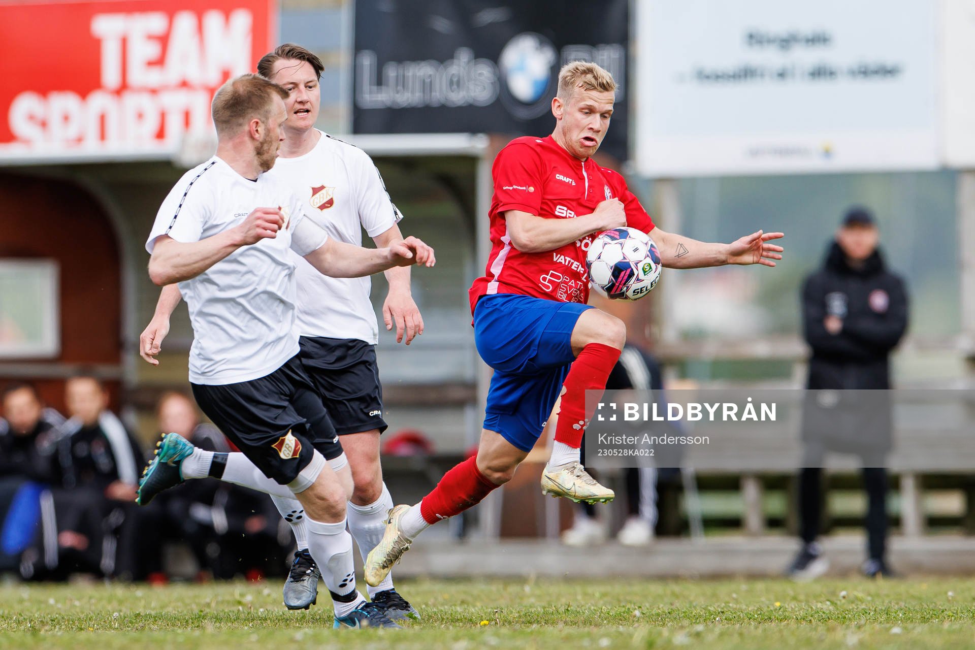Derome-Åsklosters Lucas Henriksson under fotbollsmatchen i Division 4 Halland mellan Derome-Åskloster och Galtabäck den 28 maj 2023 i Derome.