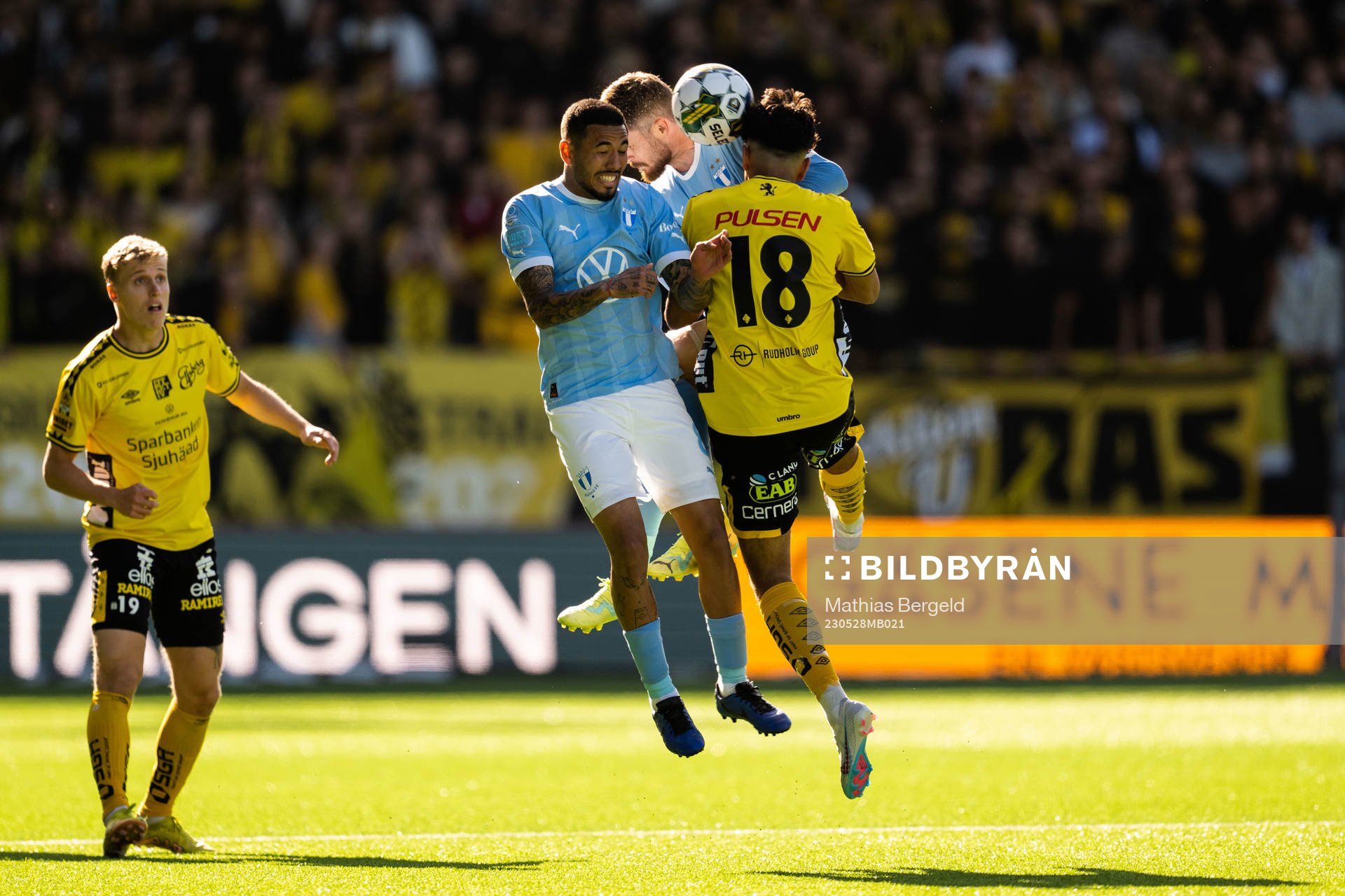 Malmö FFs Sergio Pena och Lasse Nielsen i nickduell med