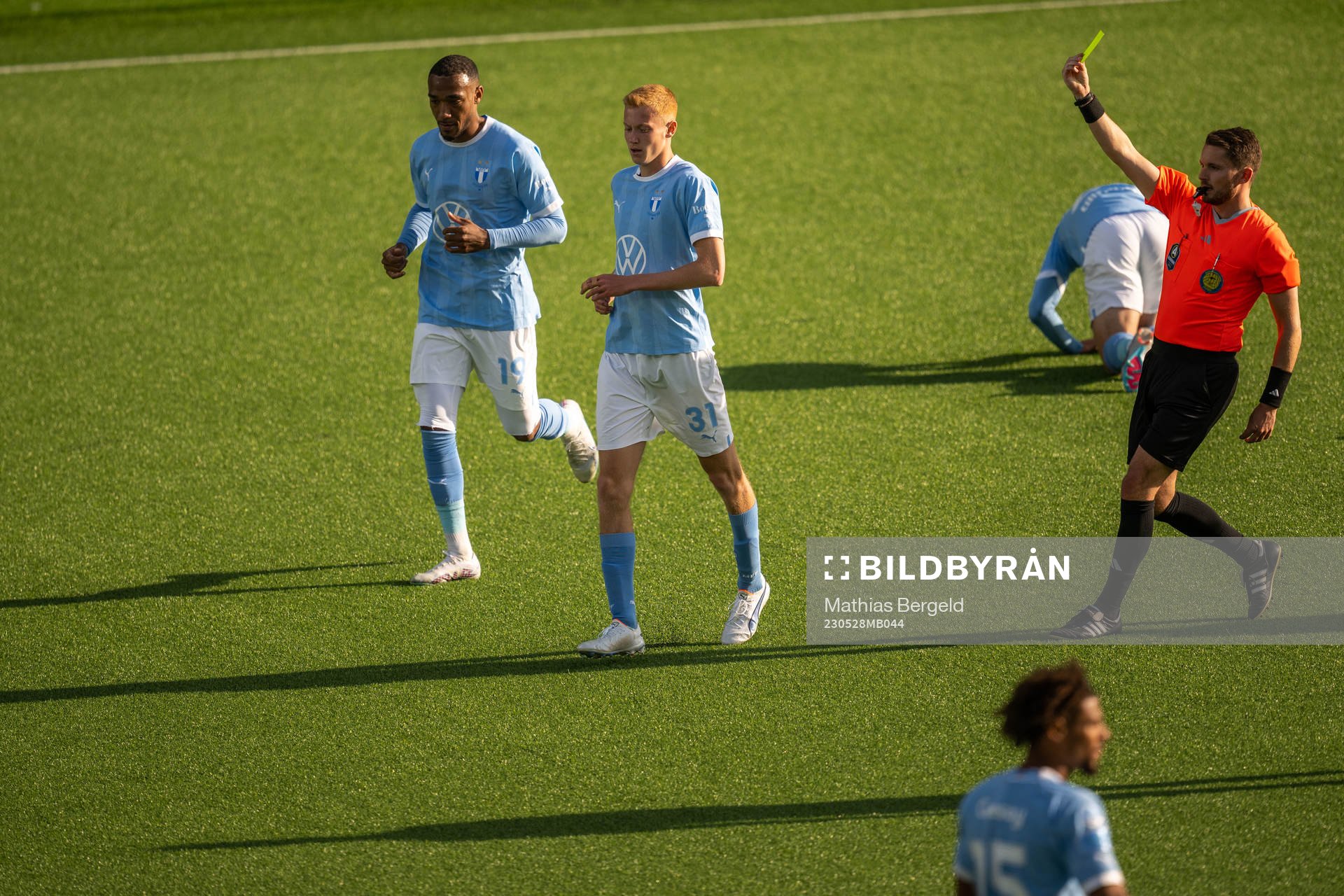 Malmö FFs Hugo Larsson varnas av domare Joakim Östling