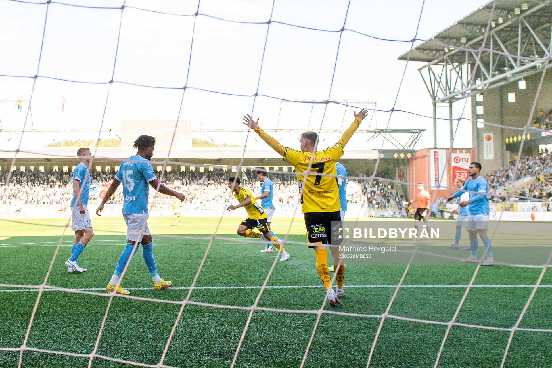 Malmö FFs Hugo Larsson och Joseph Ceesay deppar medan
