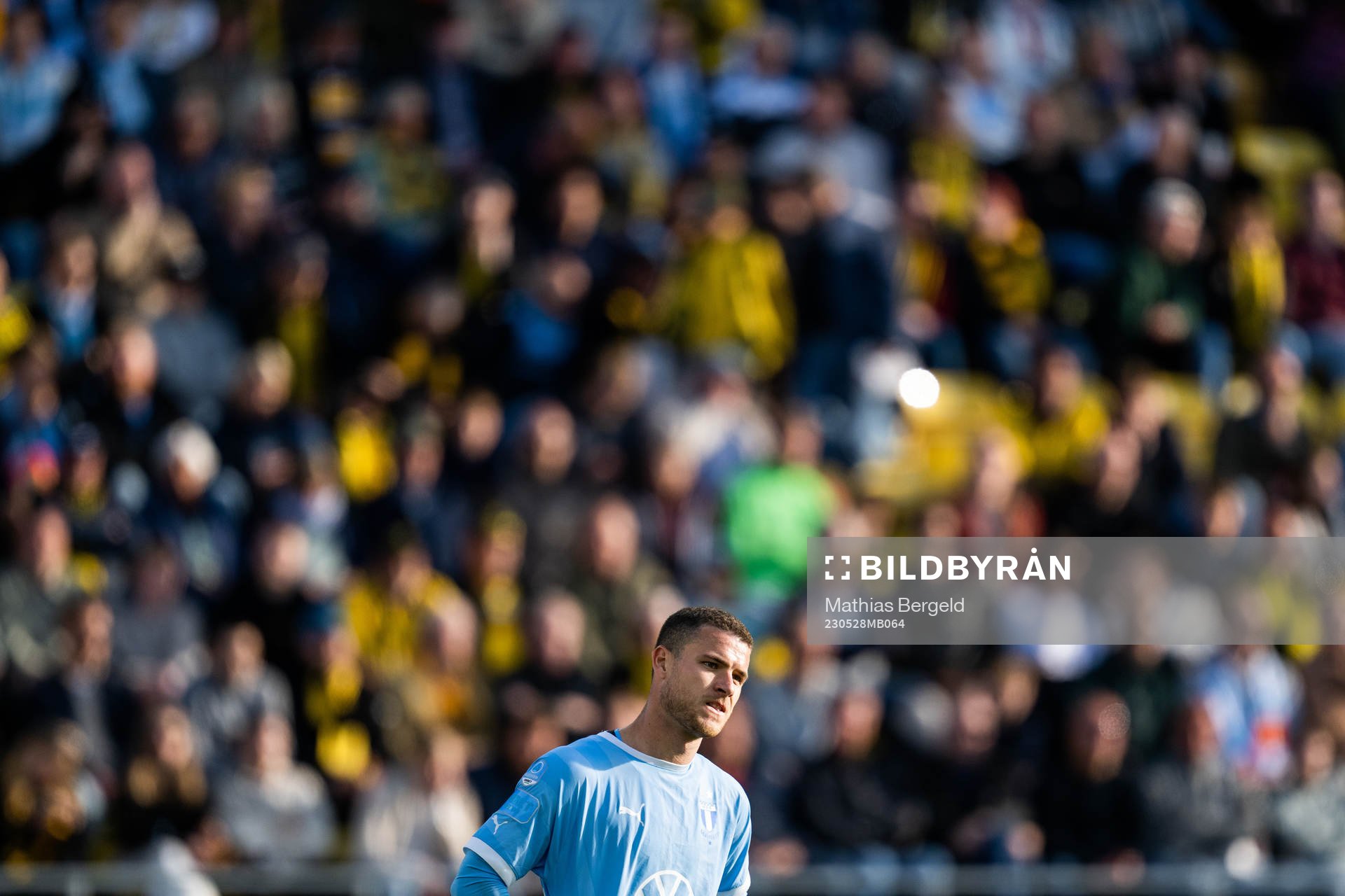 Malmö FFs Gabriel Busanello deppar