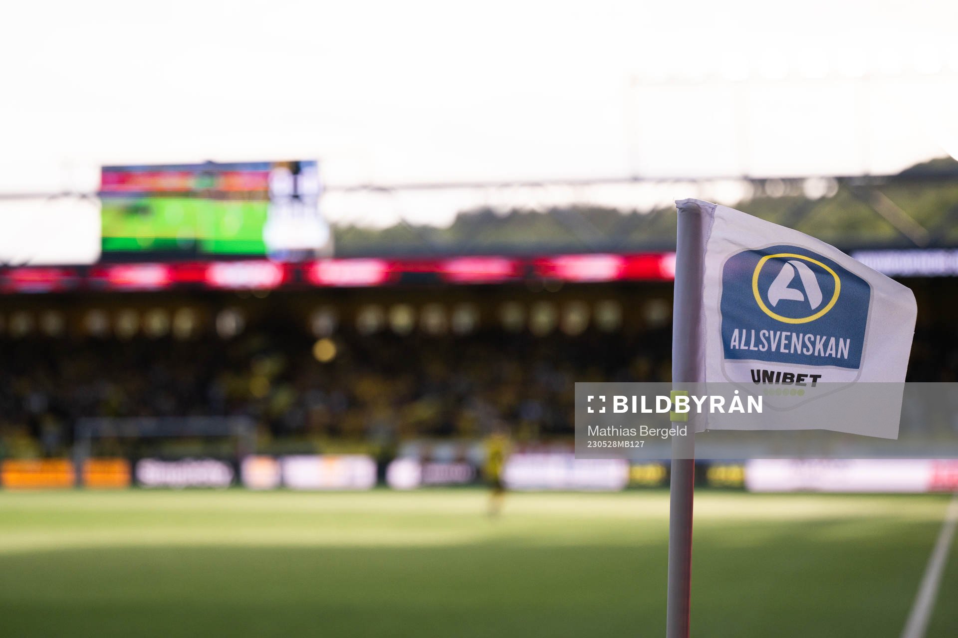 En höärnflagga med Allsvenskans logotyp