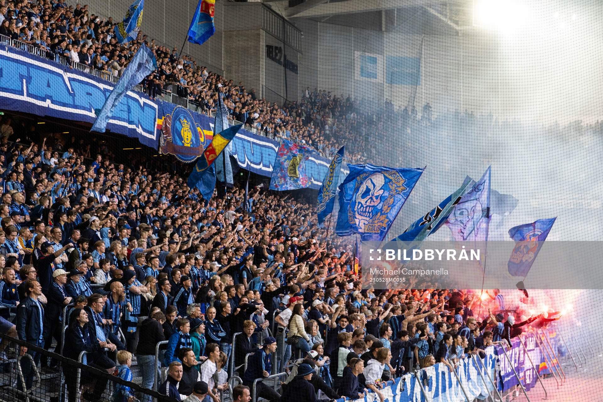 Djurgårdens supportrar med flaggor