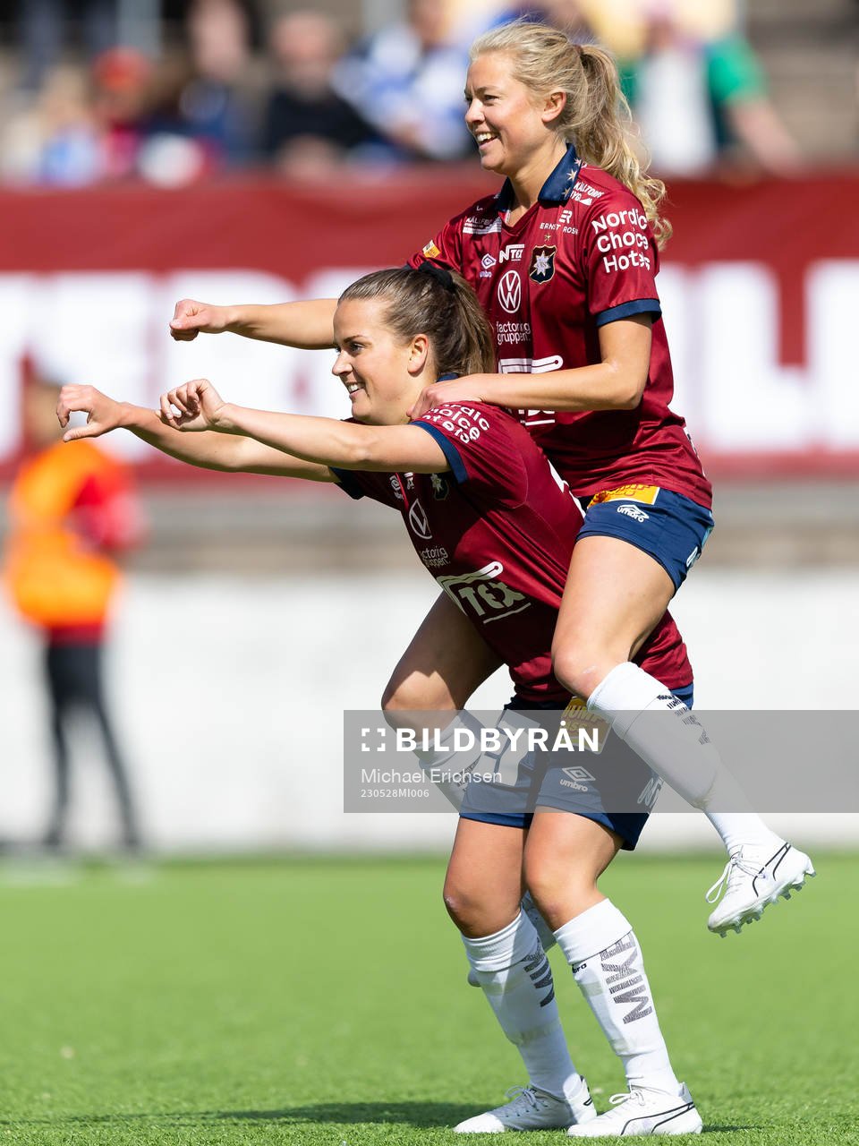Örgrytes Frida Bremer jublar ihop med Emma Berthold
