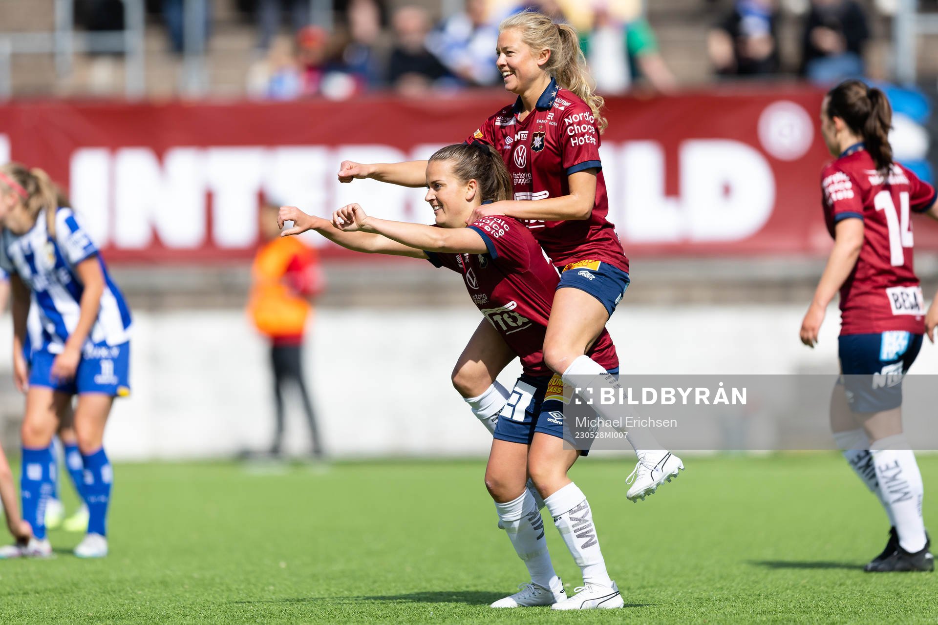 Örgrytes Frida Bremer jublar ihop med Emma Berthold