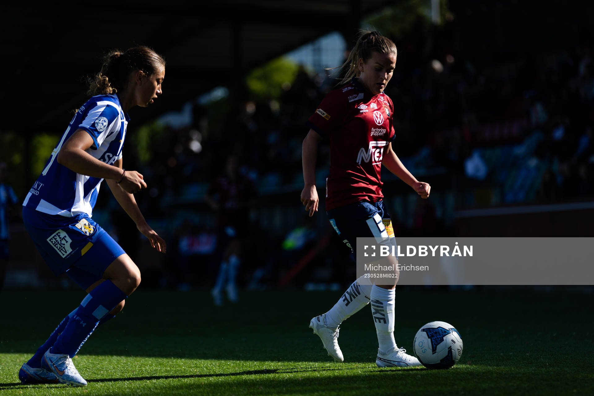 IFK Göteborgs Malva Larsson och Örgrytes Frida Bremer under fotbollsmatchen i division 1 södra mellan Örgryte och IFK Göteborg den 28 maj 2023 i Göteborg.