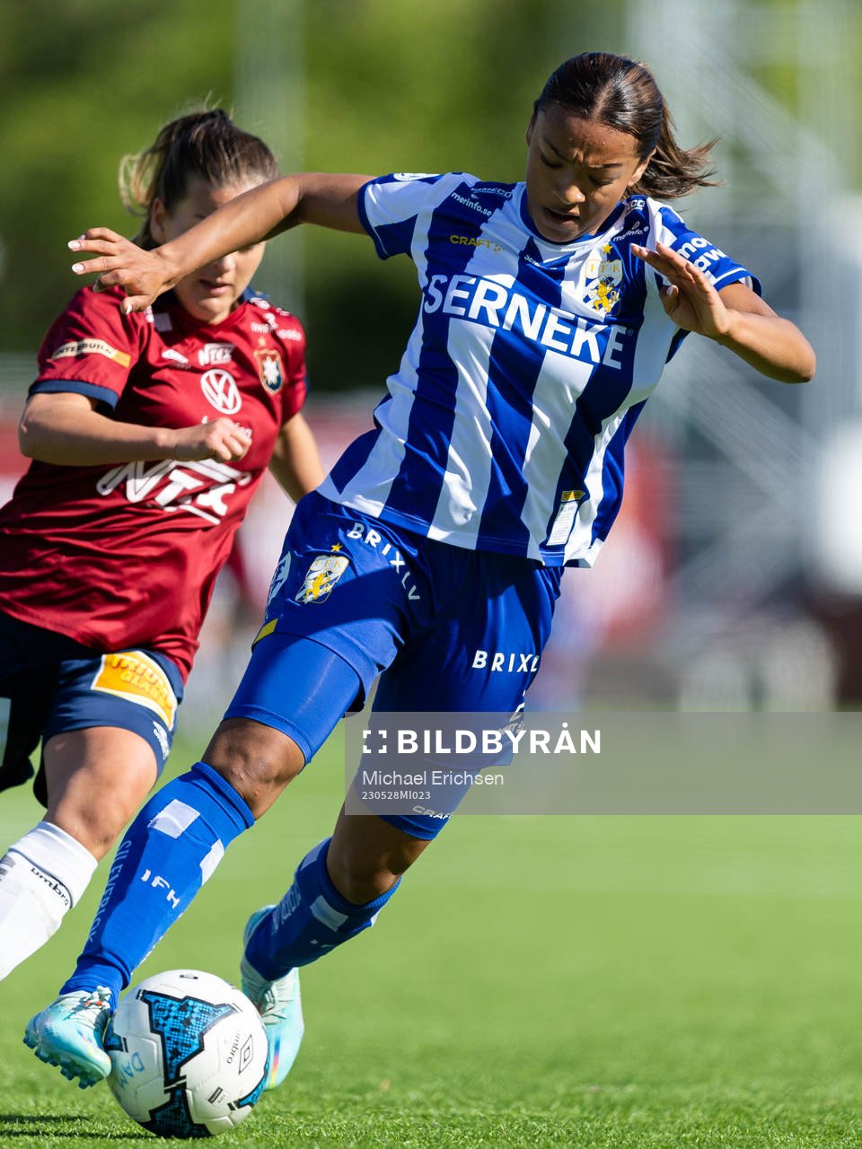 Örgrytes Frida Bremer och IFK Göteborgs Ashley Hellström under fotbollsmatchen i division 1 södra mellan Örgryte och IFK Göteborg den 28 maj 2023 i Göteborg.