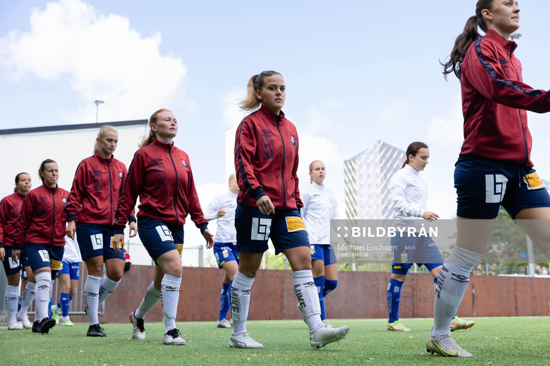 Örgrytes Frida Bremer på väg in för line up innan