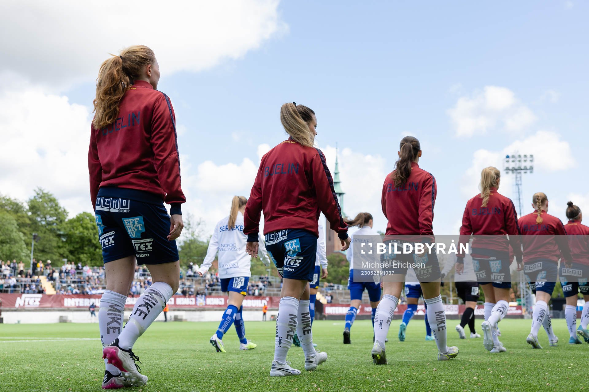 Lagen på väg in för line up innan fotbollsmatchen i