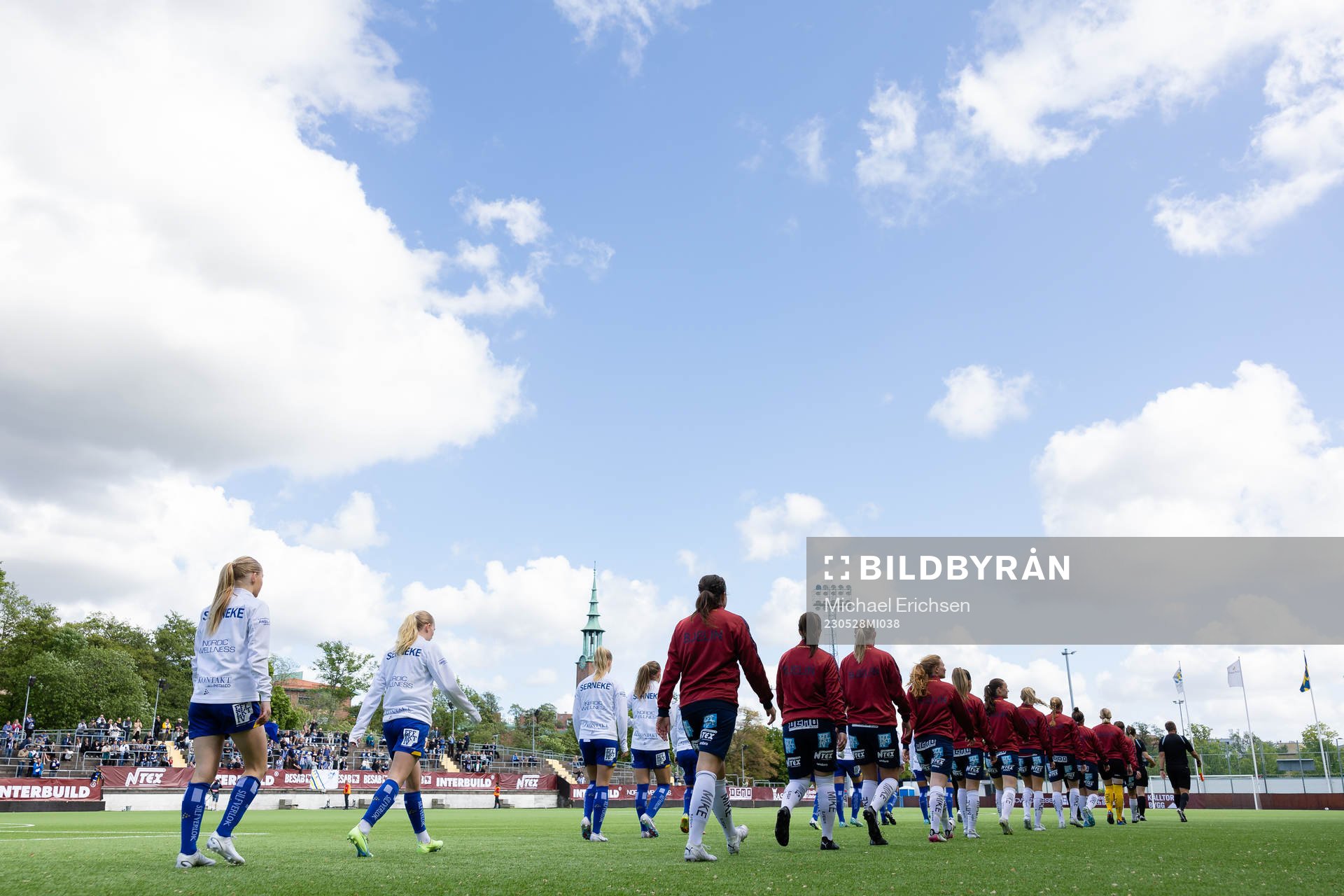 Lagen på väg in för line up innan fotbollsmatchen i