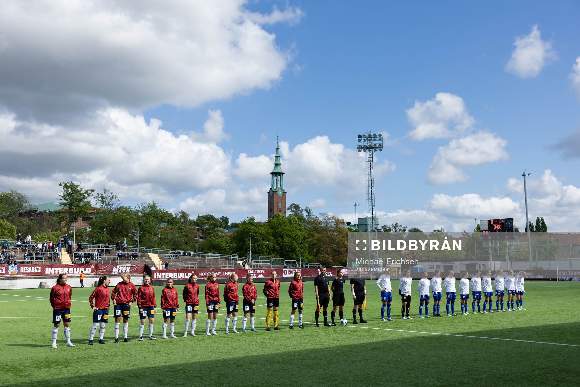 Lagen på line up innan fotbollsmatchen i division 1 södra