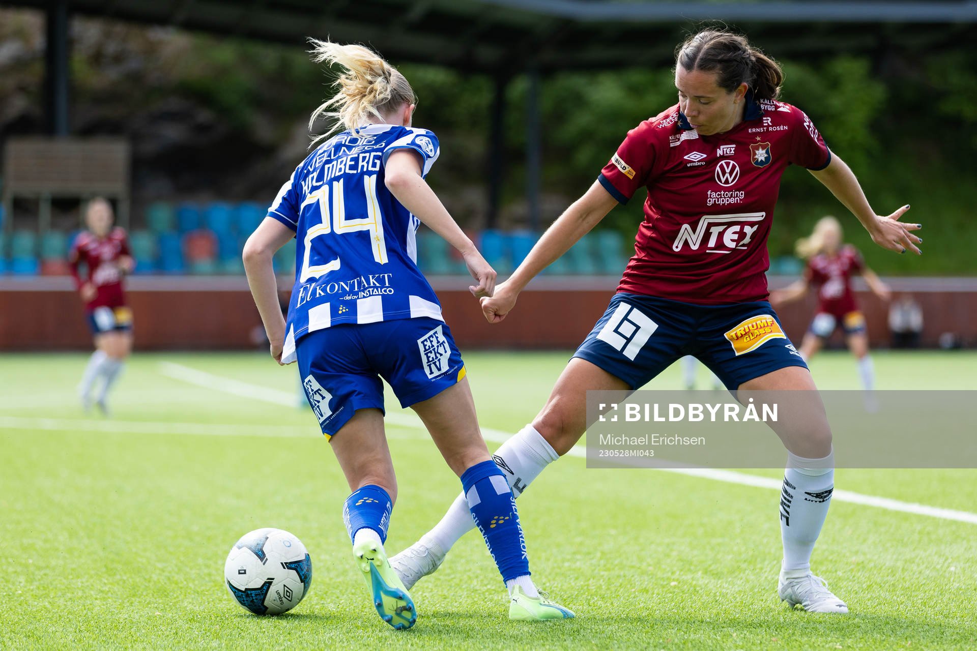IFK Göteborgs Felicia Holmberg och Örgrytes Johanna Sigvardsson under fotbollsmatchen i division 1 södra mellan Örgryte och IFK Göteborg den 28 maj 2023 i Göteborg.